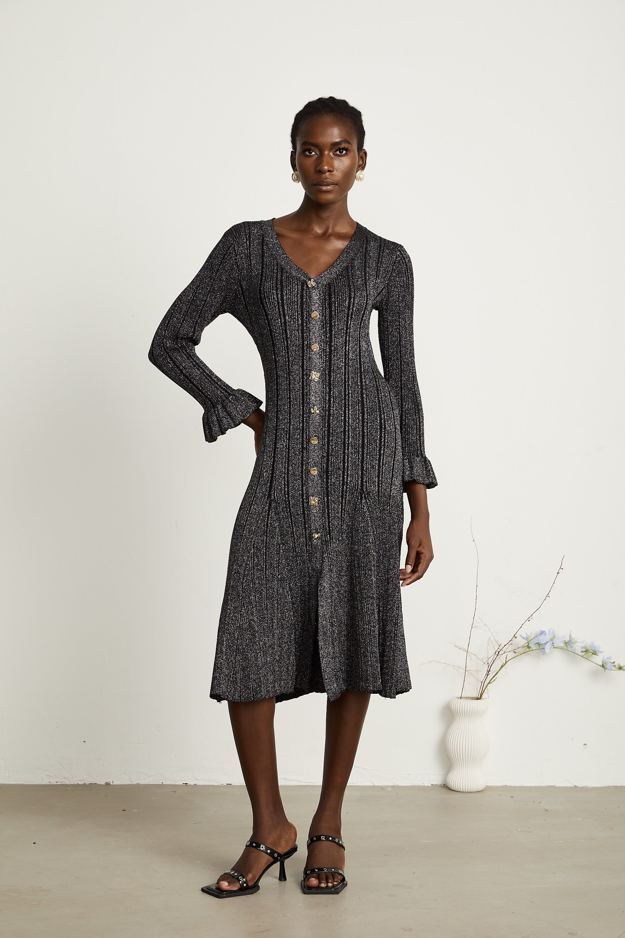 فستان أوفيلي متوسط الطول باللون الأسود المعدني