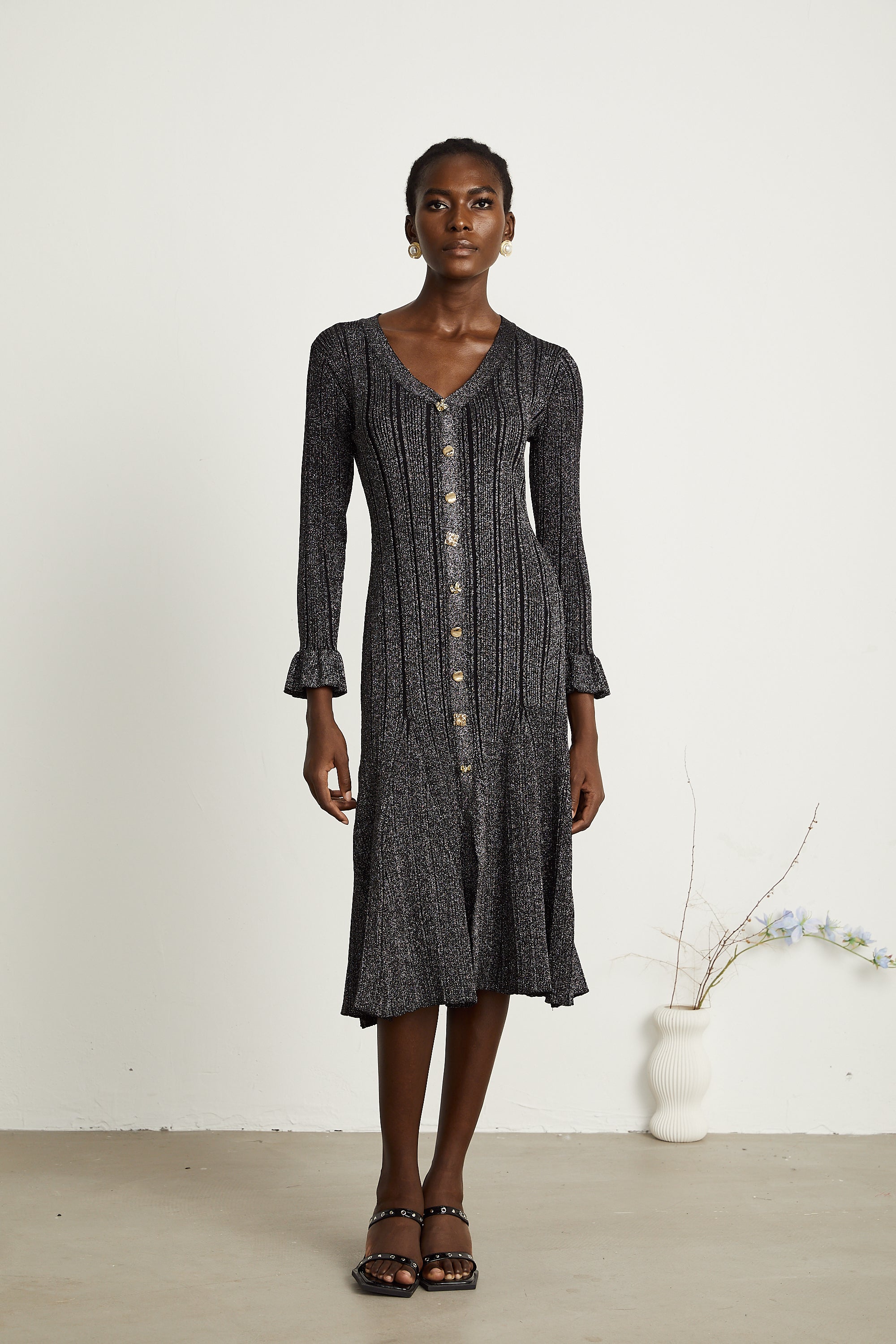 فستان أوفيلي متوسط الطول باللون الأسود المعدني