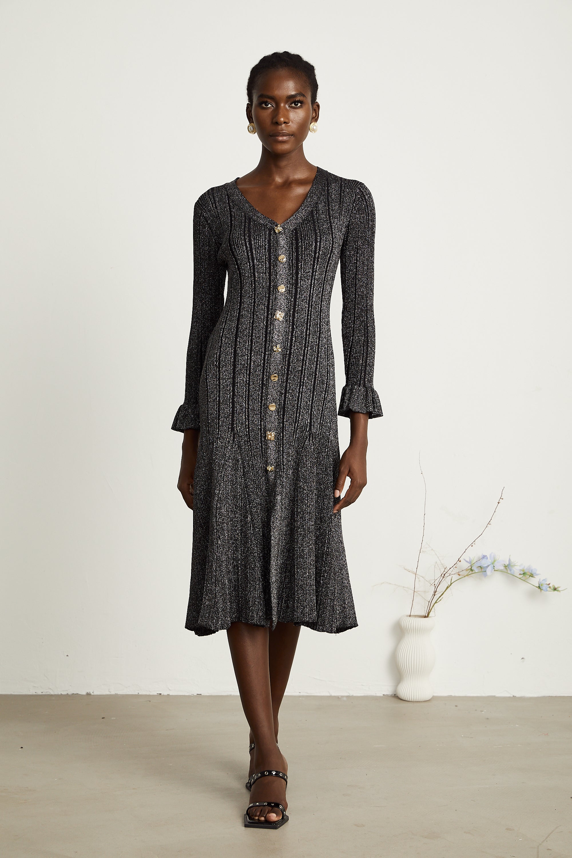 فستان أوفيلي متوسط الطول باللون الأسود المعدني