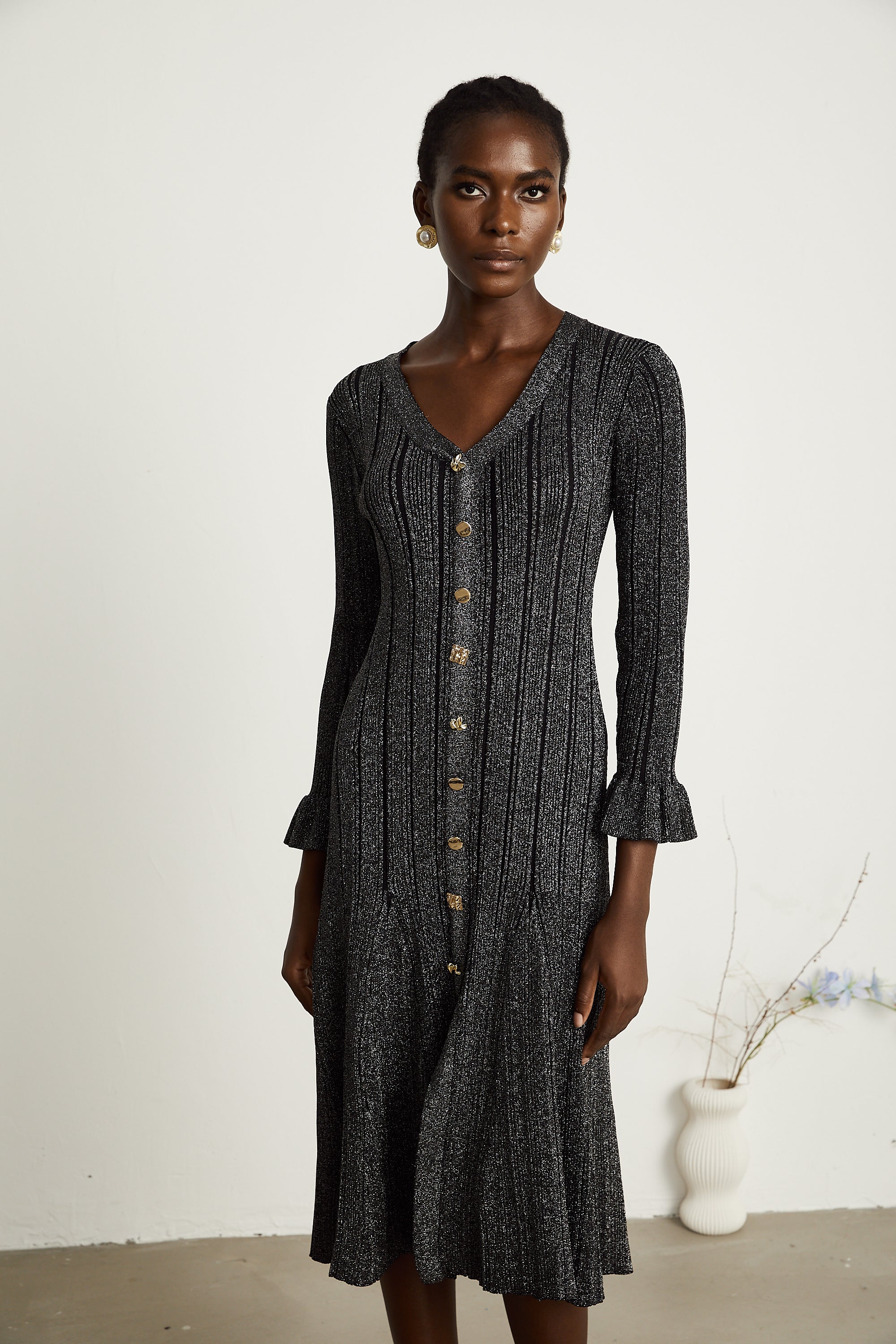 فستان أوفيلي متوسط الطول باللون الأسود المعدني