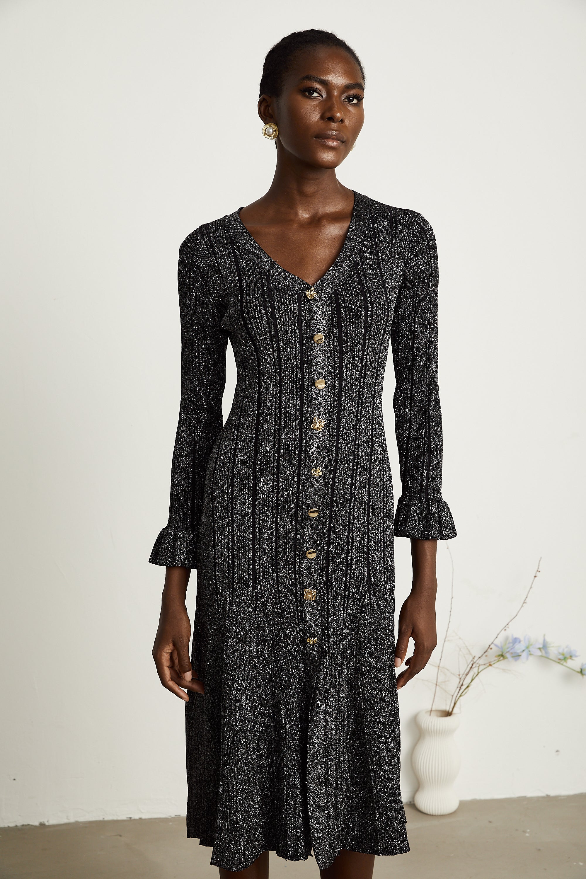 فستان أوفيلي متوسط الطول باللون الأسود المعدني