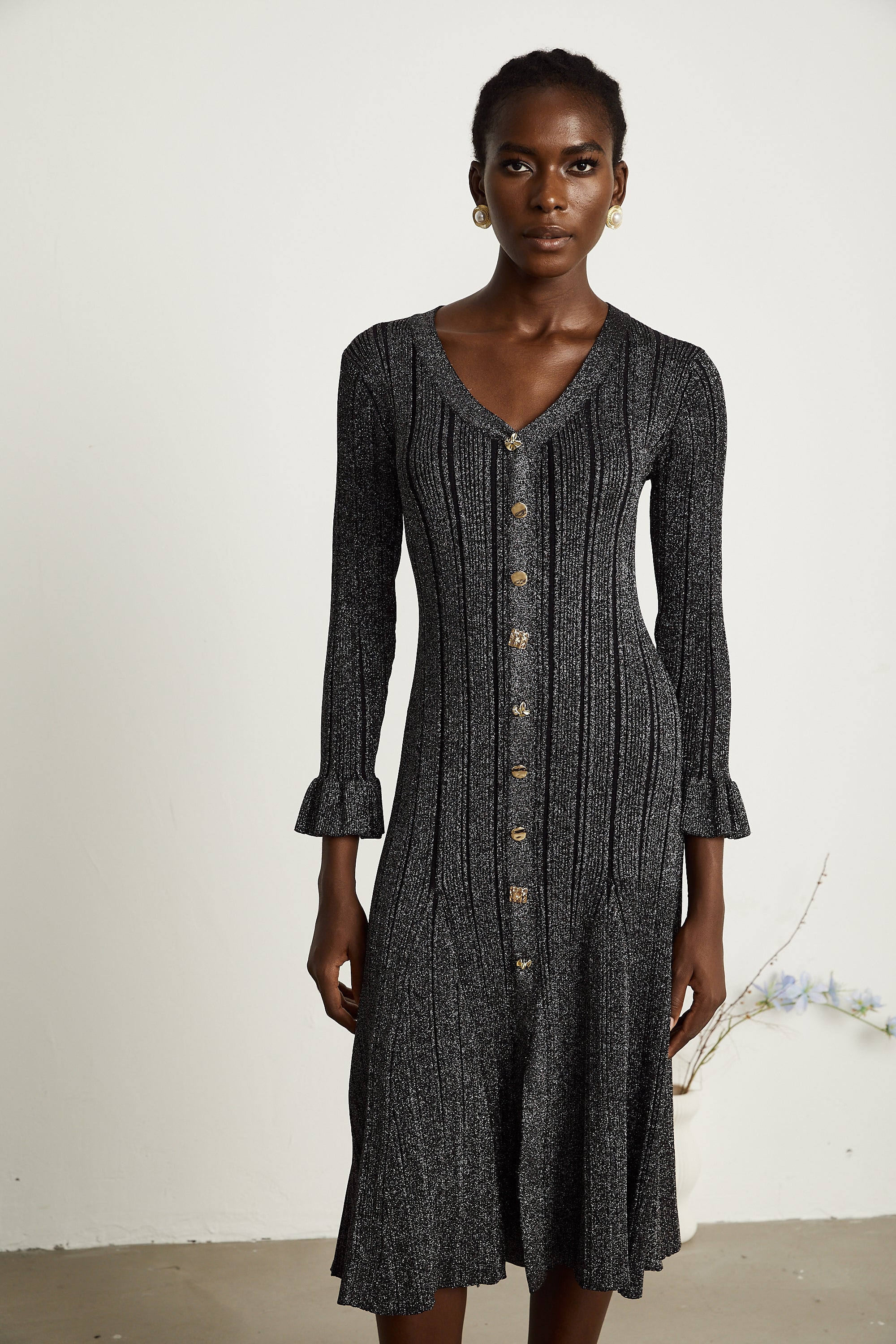 فستان أوفيلي متوسط الطول باللون الأسود المعدني