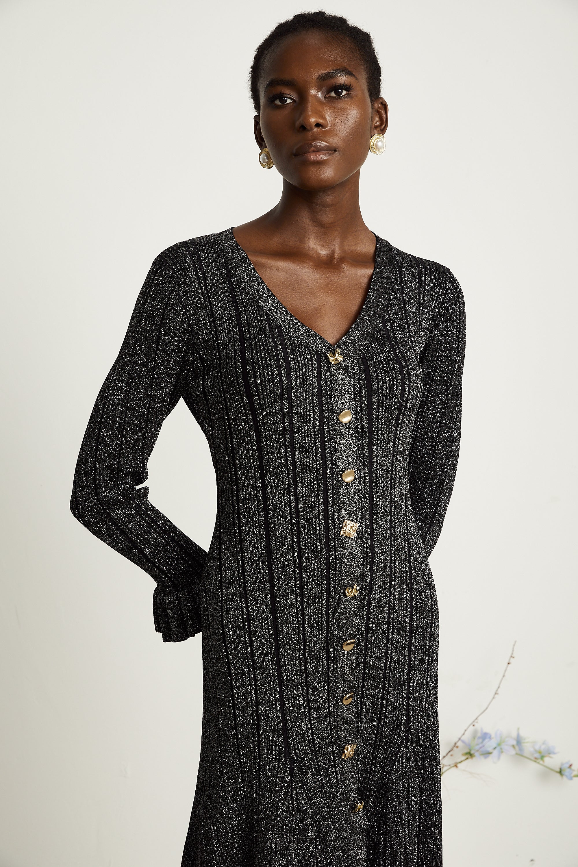 فستان أوفيلي متوسط الطول باللون الأسود المعدني