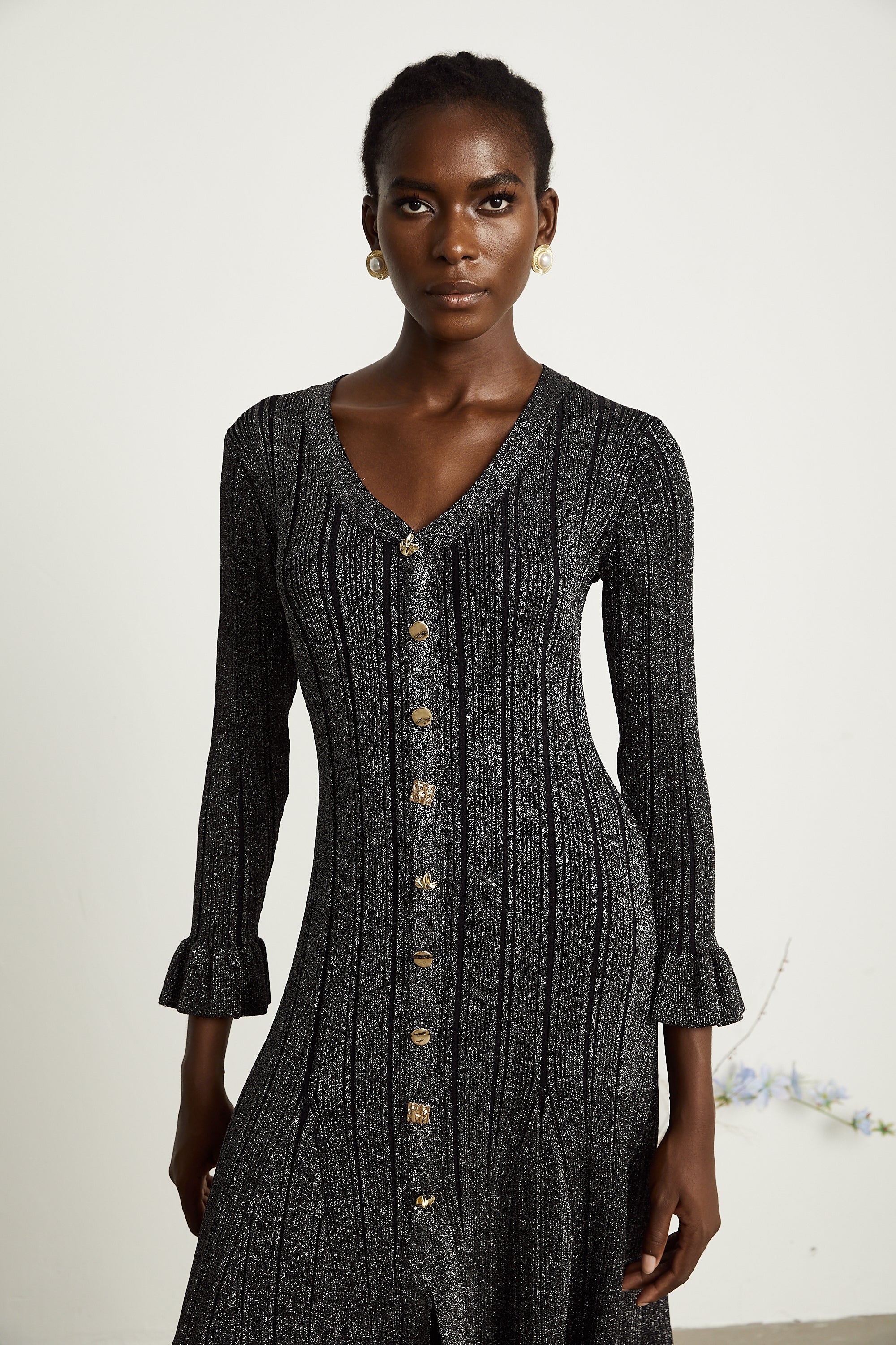 فستان أوفيلي متوسط الطول باللون الأسود المعدني