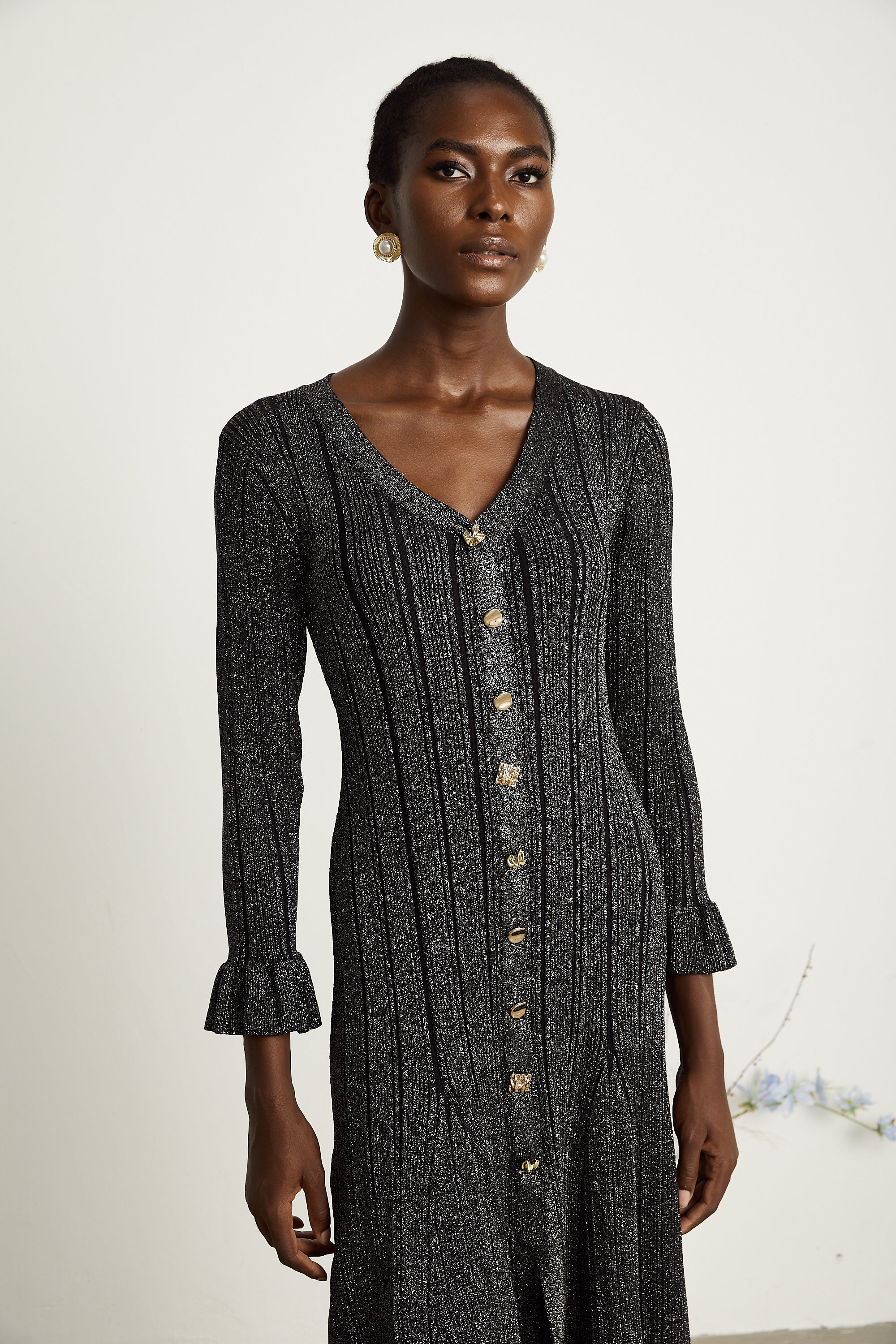 فستان أوفيلي متوسط الطول باللون الأسود المعدني