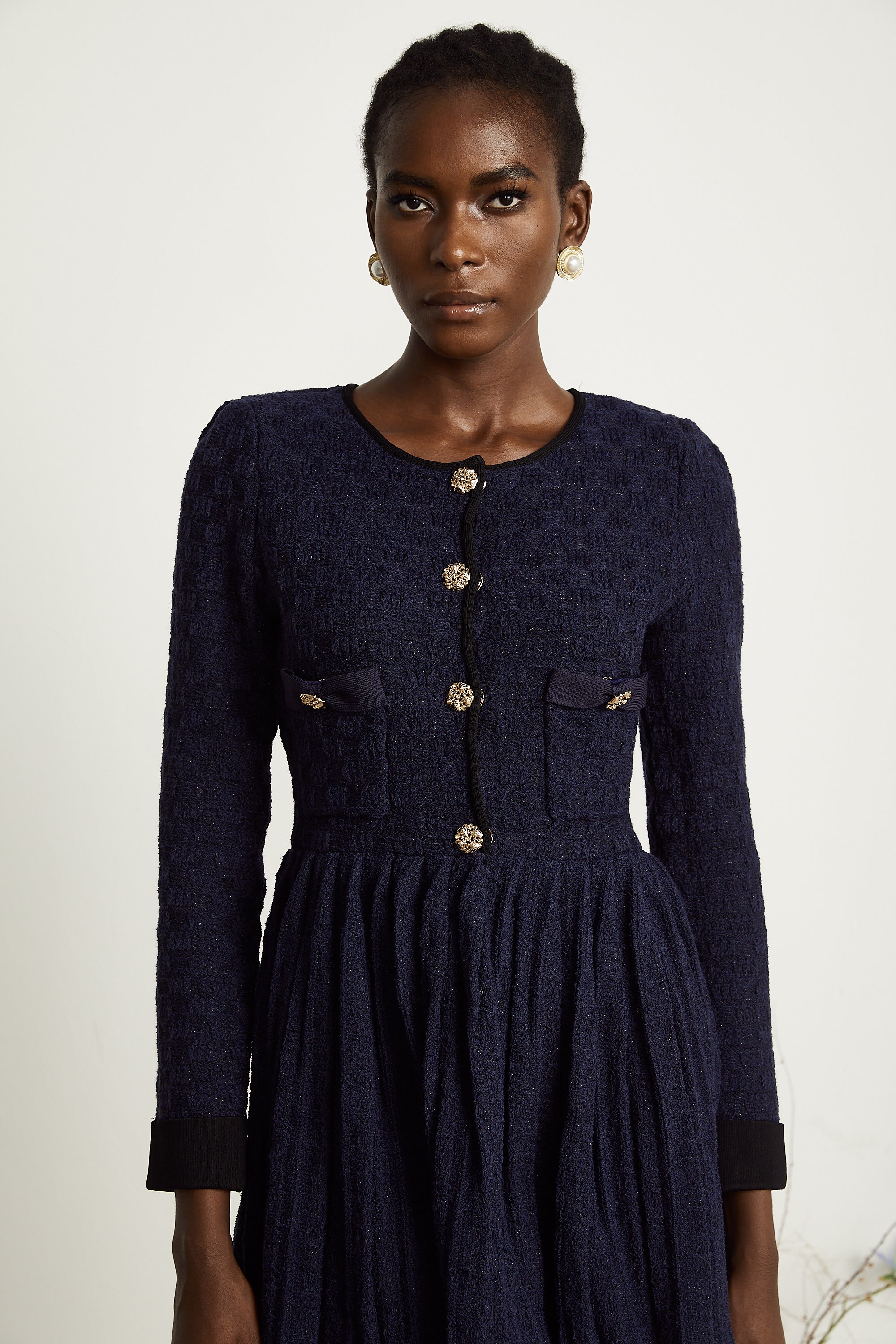 فستان قصير محبوك ومطوي من كلوي