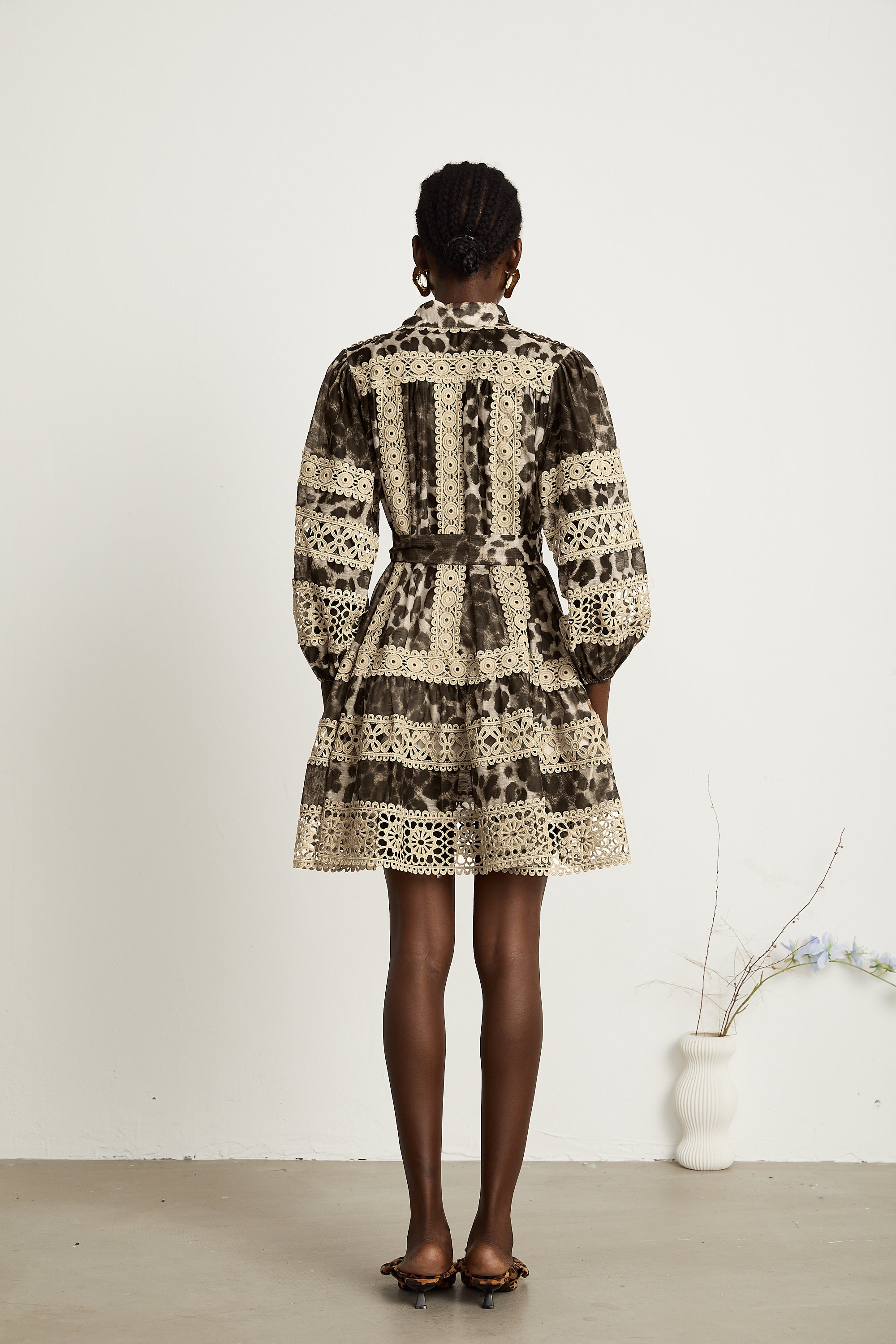 Léonor Minikleid mit Leopardenmuster und Cut-Out-Einsätzen