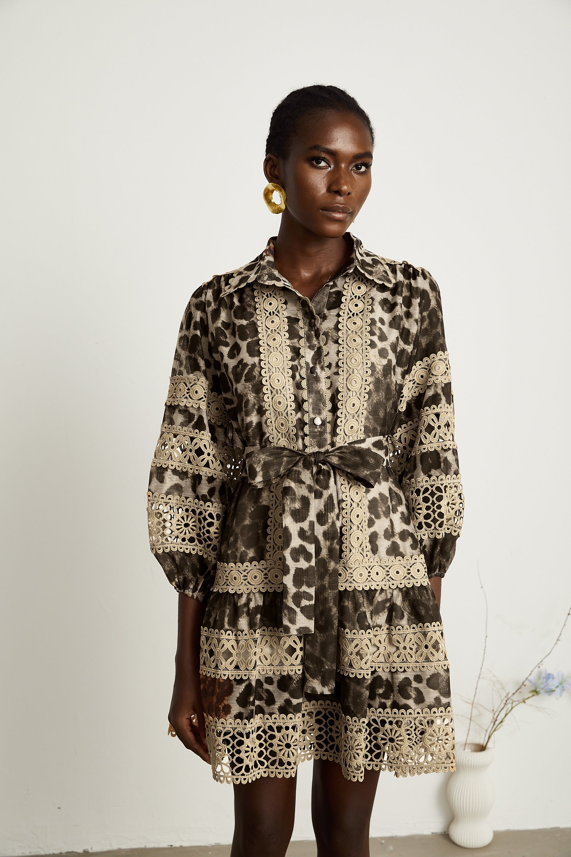 Léonor Minikleid mit Leopardenmuster und Cut-Out-Einsätzen