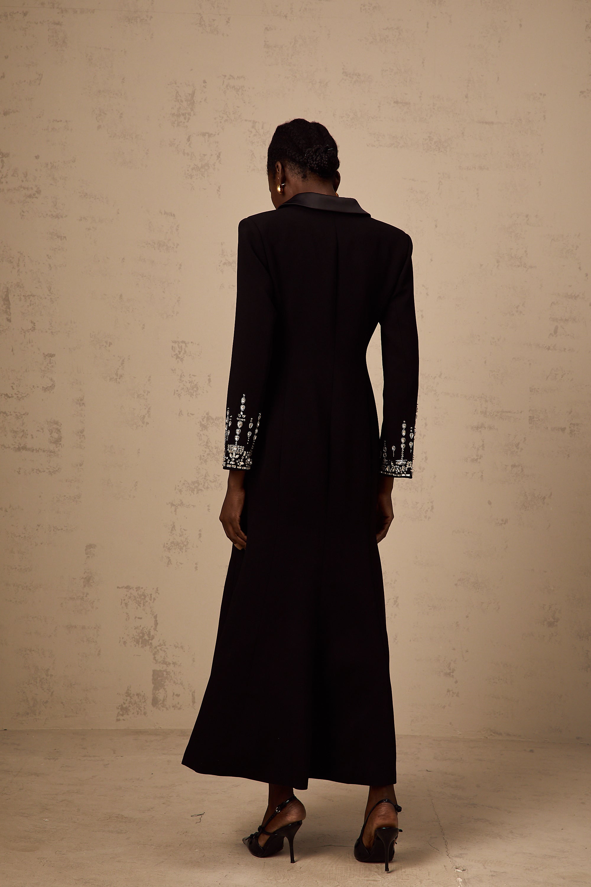 فستان ديان ماكسي مزين باللون الأسود