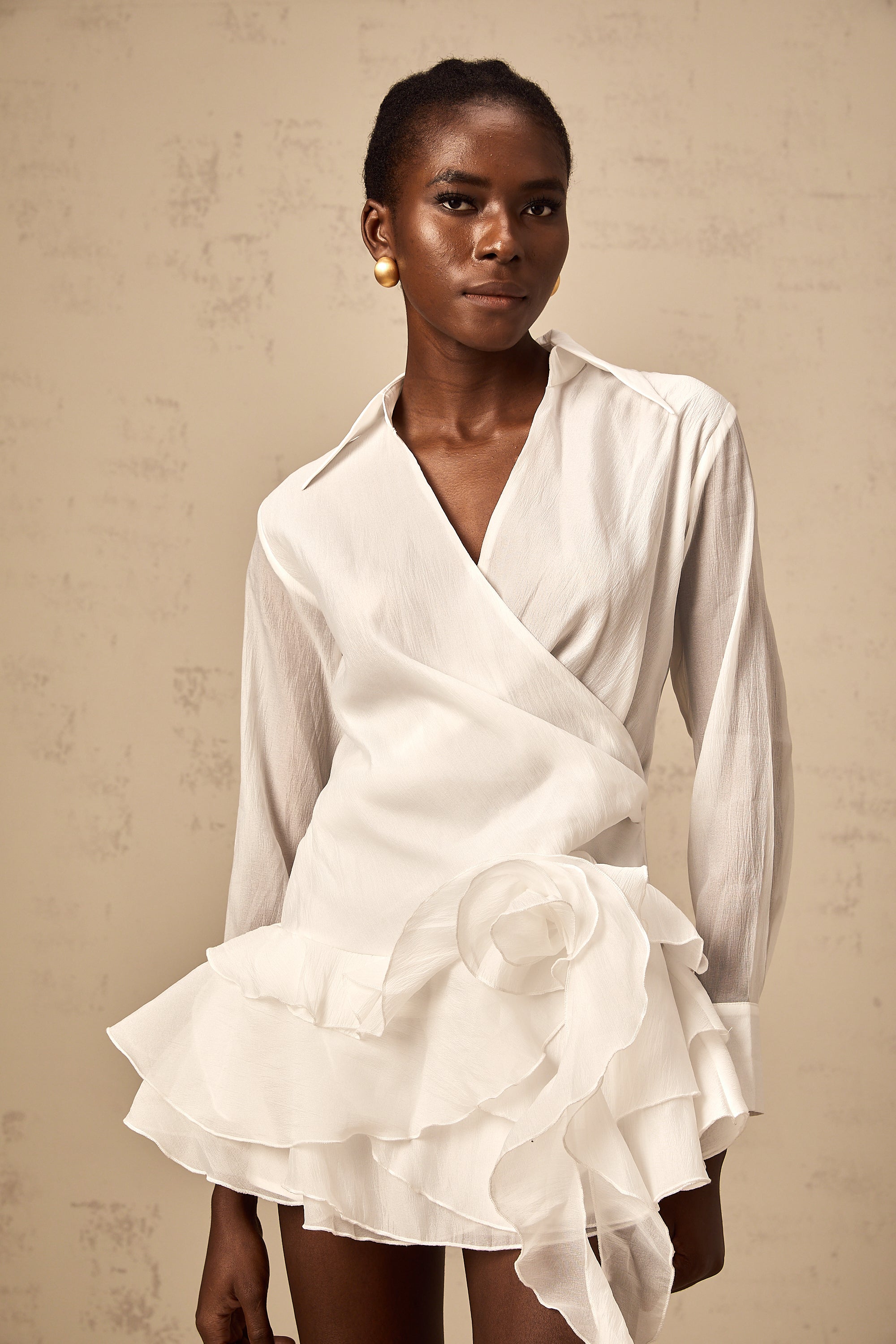 فستان Solène الأبيض القصير الشفاف المزين بالزهور