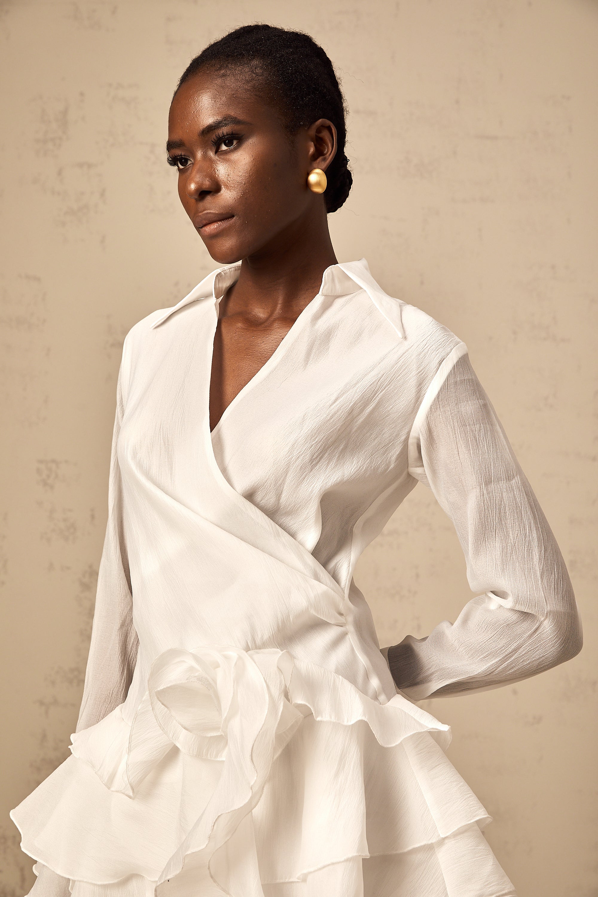 فستان Solène الأبيض القصير الشفاف المزين بالزهور