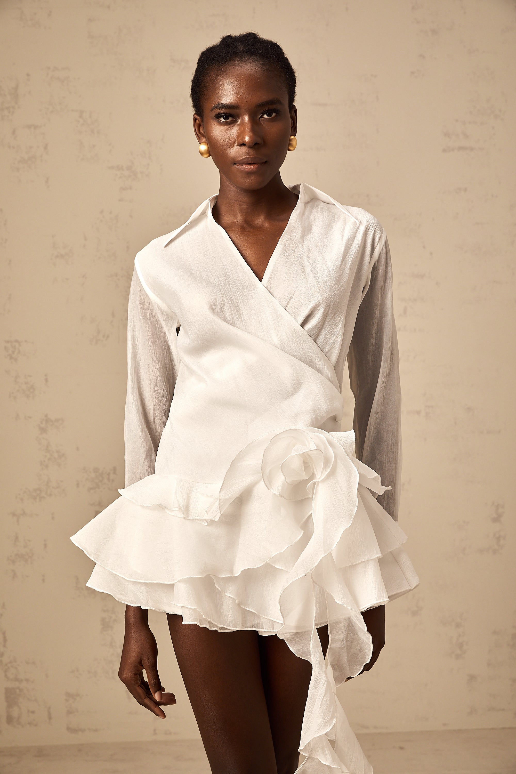 فستان Solène الأبيض القصير الشفاف المزين بالزهور