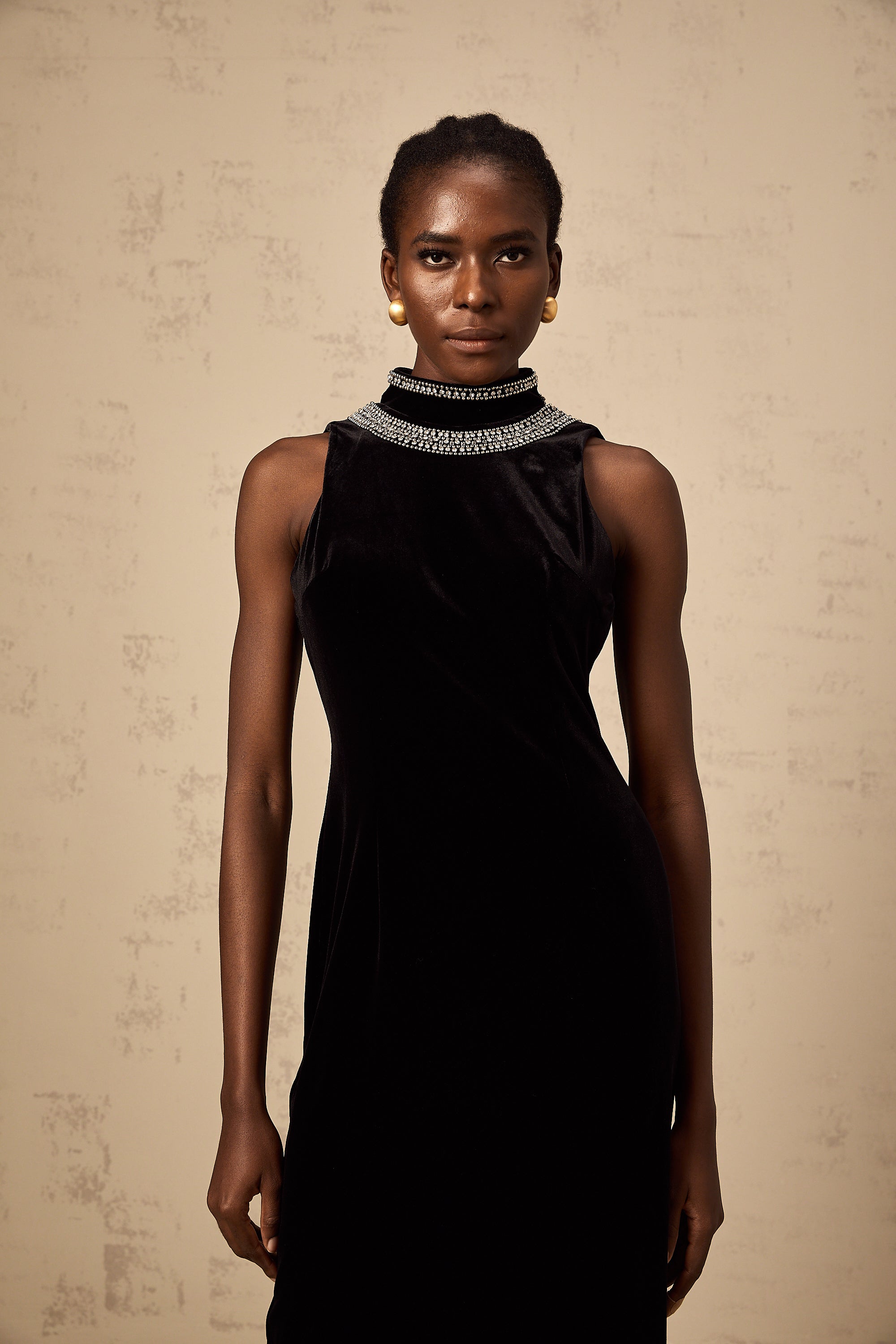 فستان كوليت المخملي الأسود المزين بالكريستال