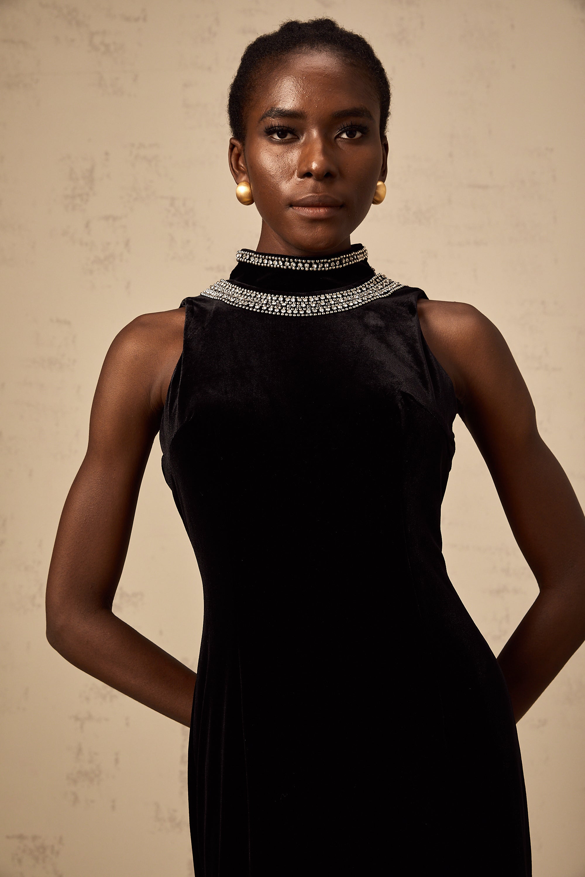 فستان كوليت المخملي الأسود المزين بالكريستال