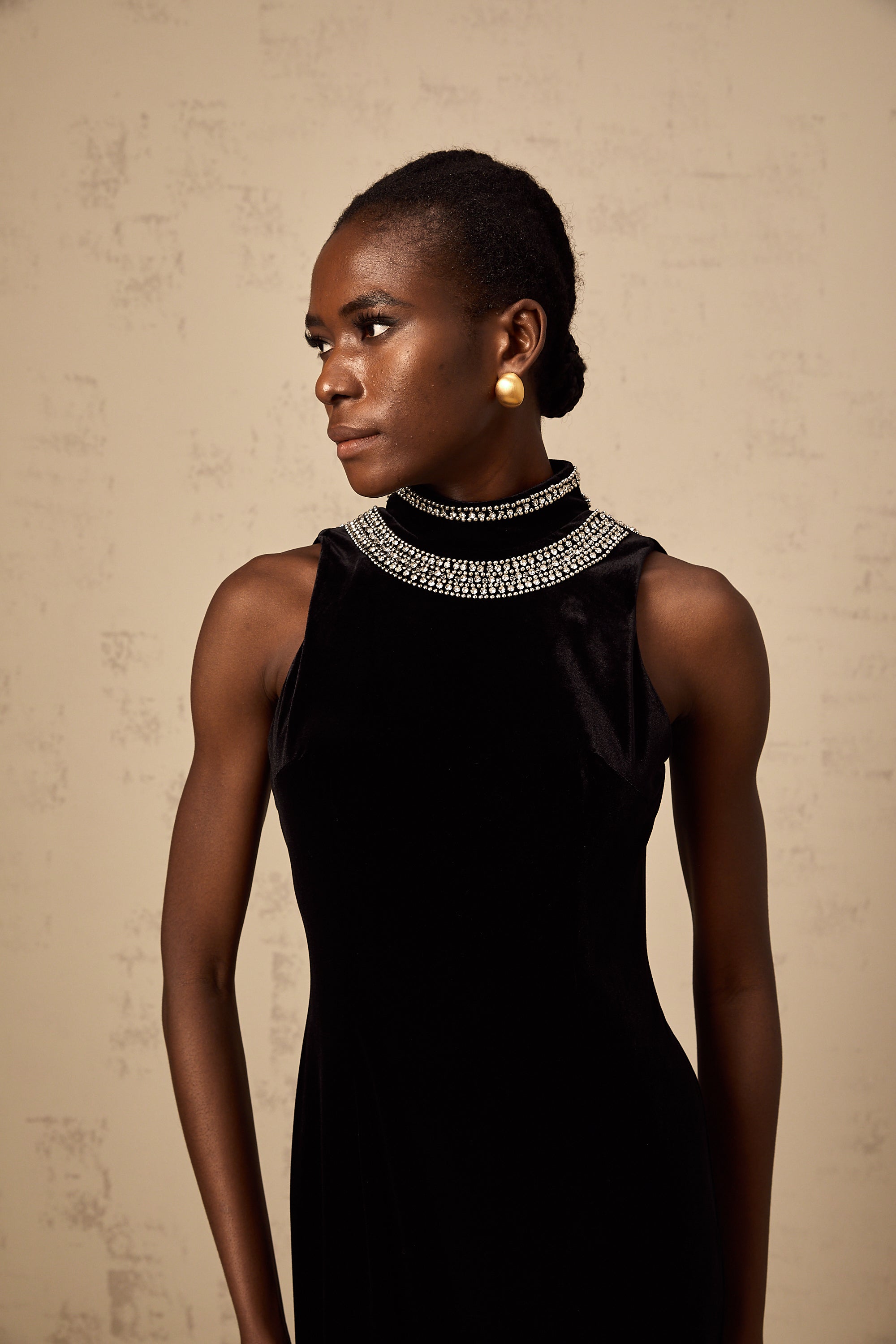 فستان كوليت المخملي الأسود المزين بالكريستال