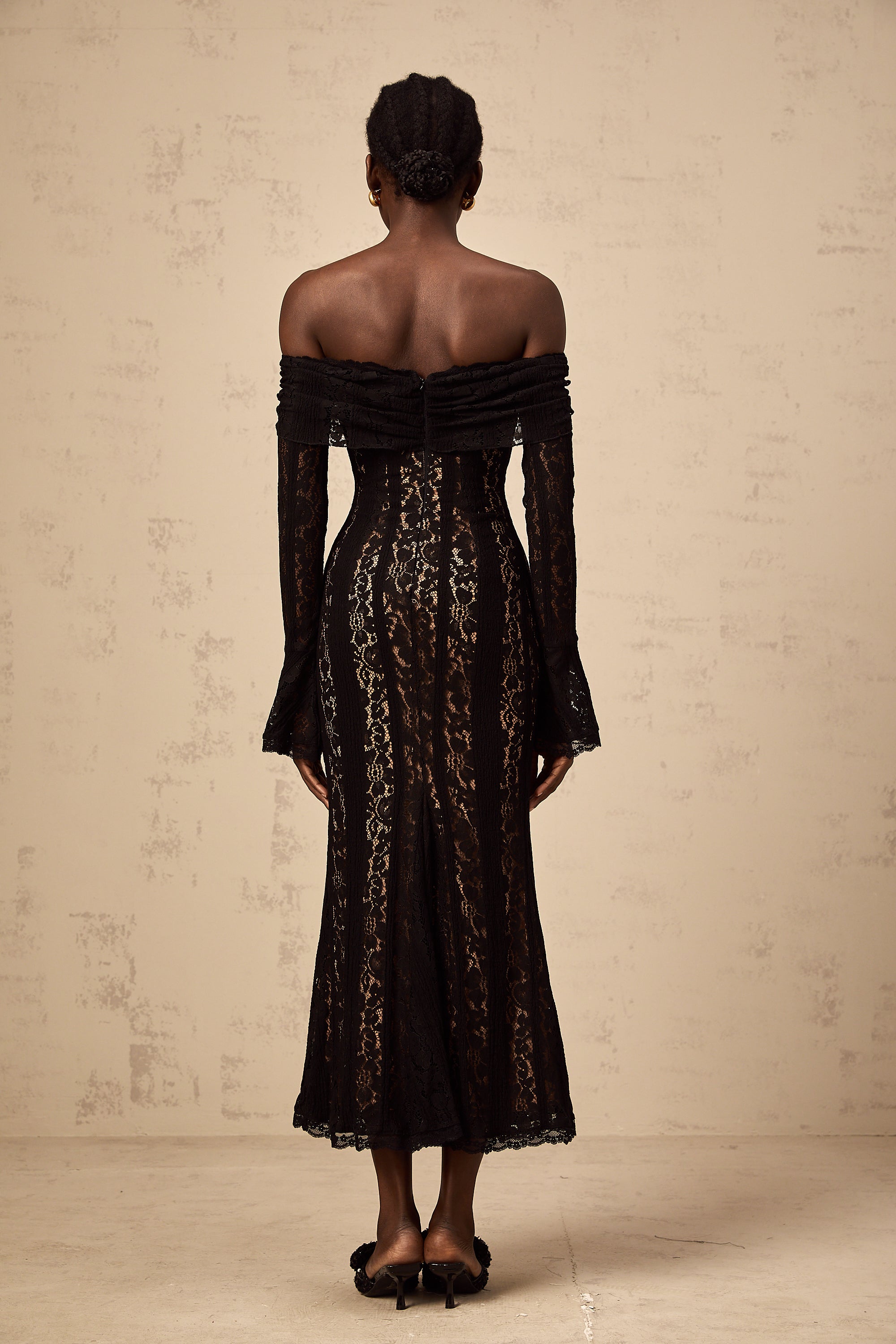 فستان إيميلين متوسط الطول بأكمام واسعة من الدانتيل مزين بالزهور باللون الأسود