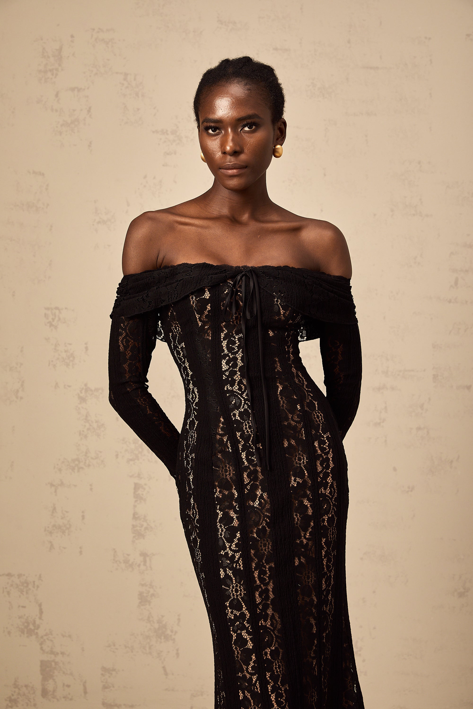 فستان إيميلين متوسط الطول بأكمام واسعة من الدانتيل مزين بالزهور باللون الأسود