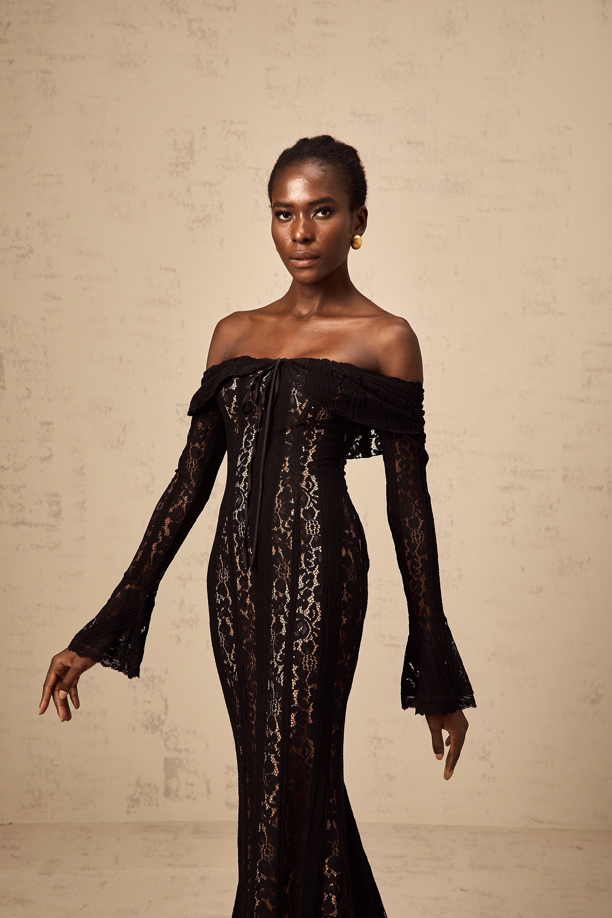 فستان إيميلين متوسط الطول بأكمام واسعة من الدانتيل مزين بالزهور باللون الأسود