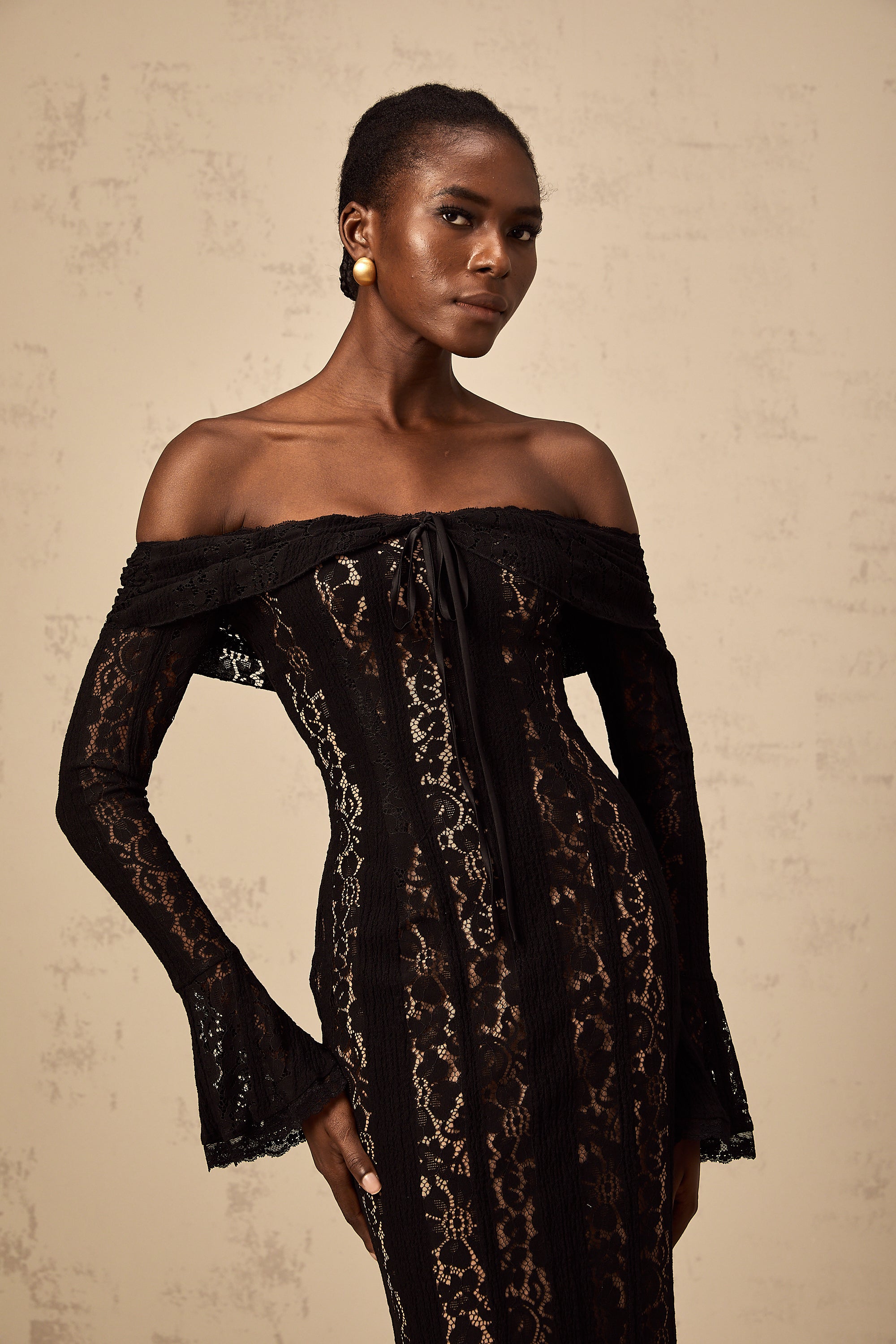 فستان إيميلين متوسط الطول بأكمام واسعة من الدانتيل مزين بالزهور باللون الأسود