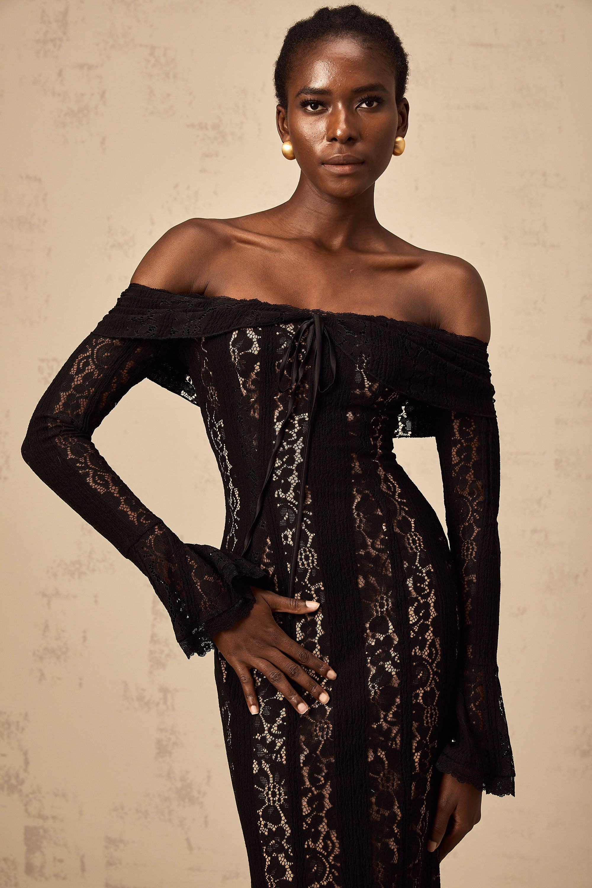 فستان إيميلين متوسط الطول بأكمام واسعة من الدانتيل مزين بالزهور باللون الأسود