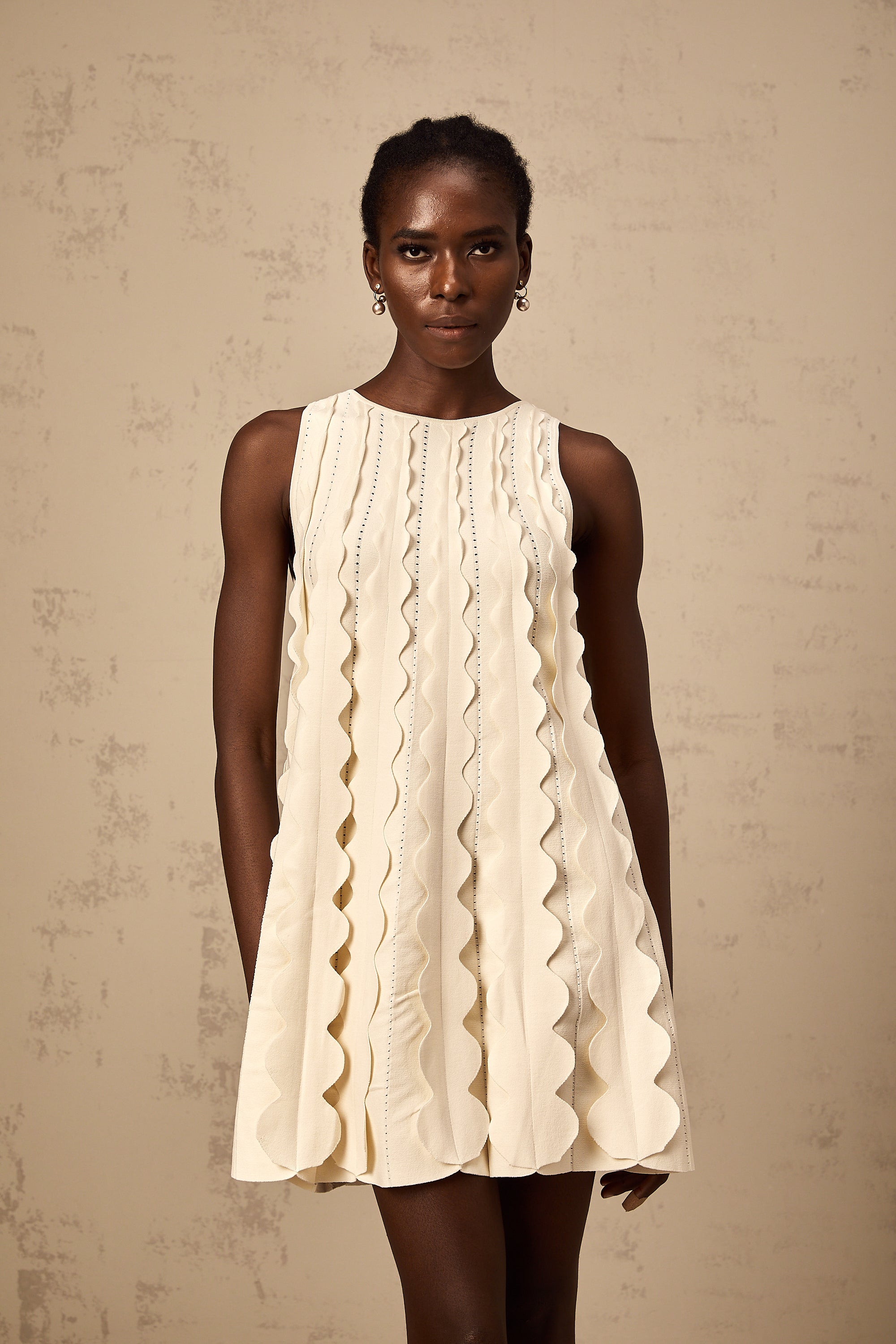 فستان Axelle الأبيض القصير بدون أكمام بتفاصيل متموجة