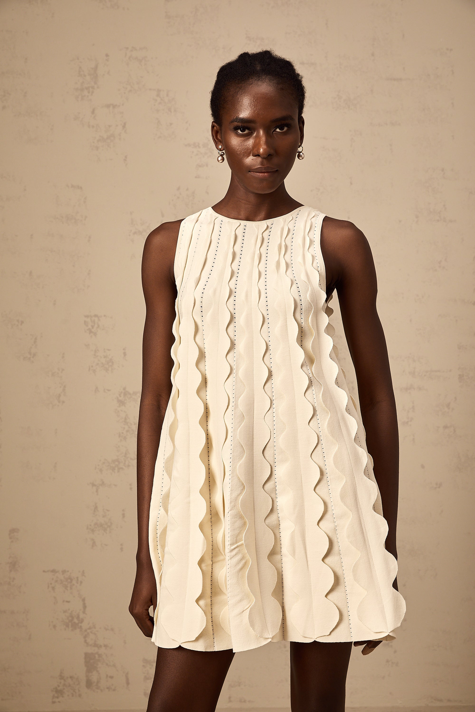 فستان Axelle الأبيض القصير بدون أكمام بتفاصيل متموجة