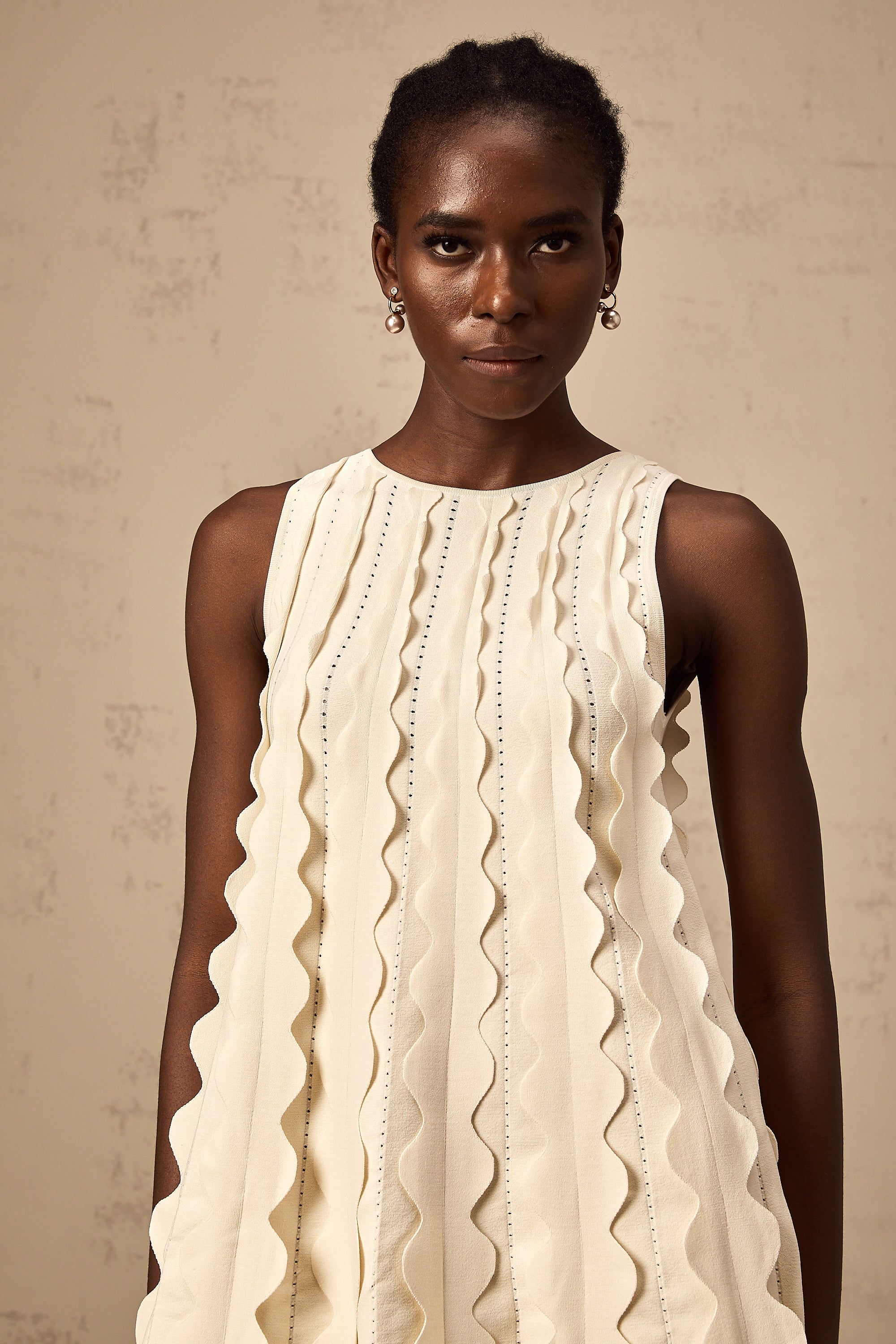 فستان Axelle الأبيض القصير بدون أكمام بتفاصيل متموجة