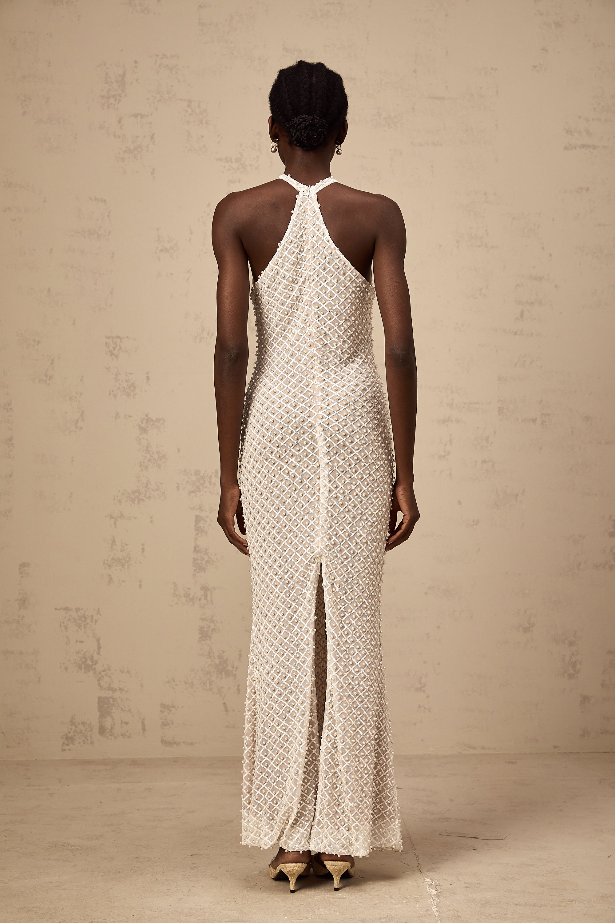 فستان ماكسي أبيض مزين بفتحة رقبة على شكل حرف V من كلودين