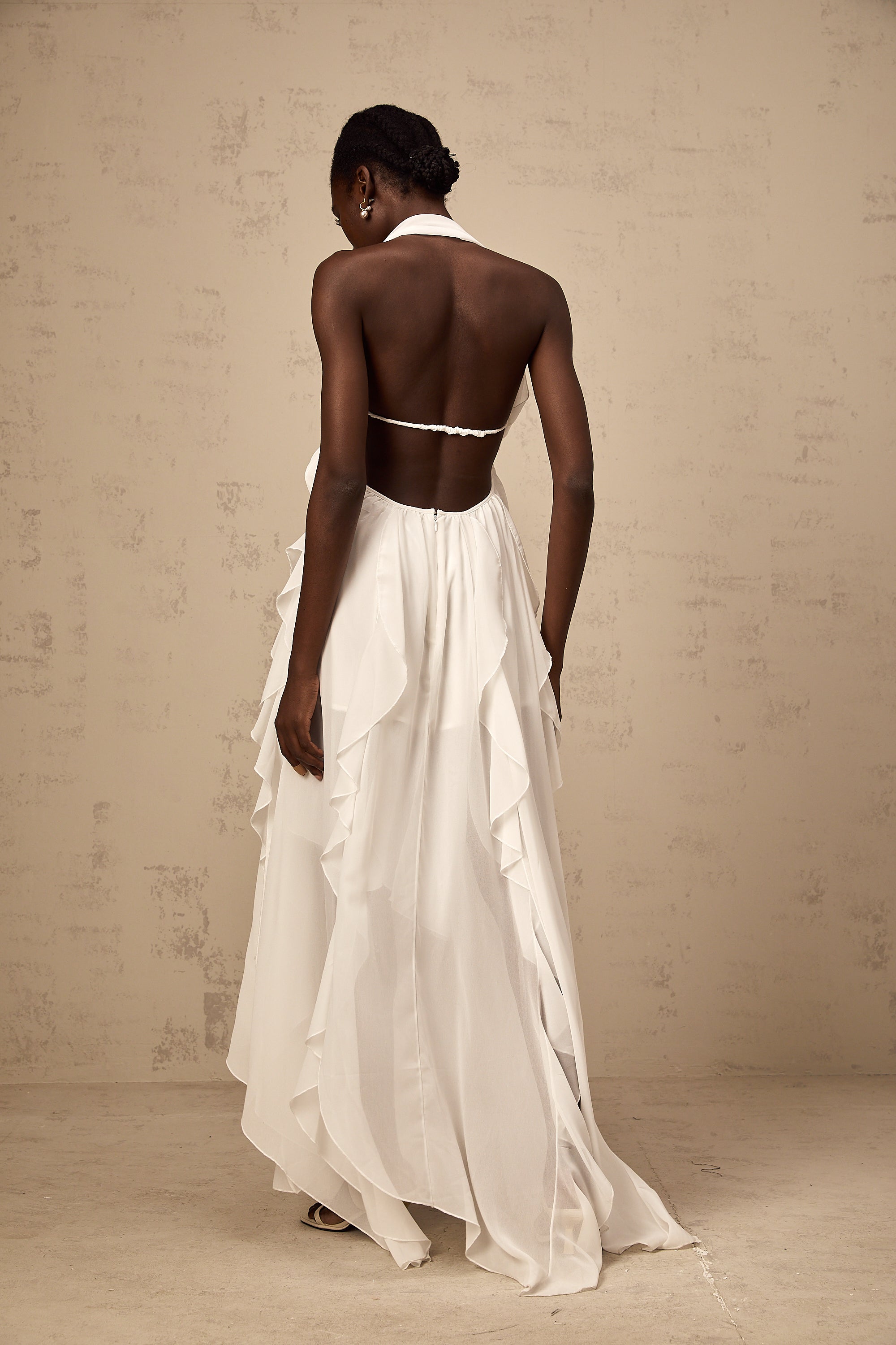 فستان ماريا ماكسي أبيض من الشيفون مع كشكشة وفتحة رقبة على شكل حرف V