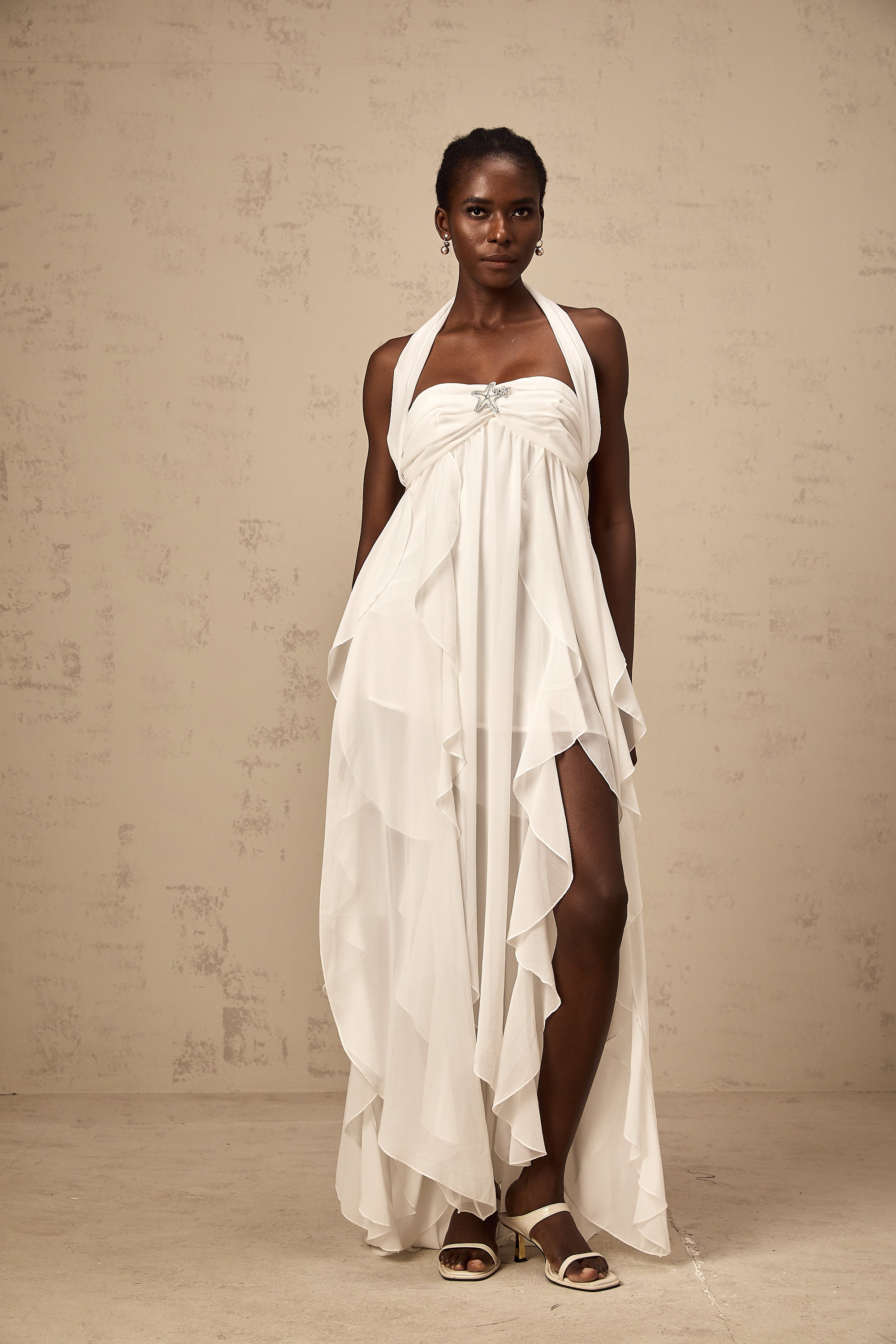 فستان ماريا ماكسي أبيض من الشيفون مع كشكشة وفتحة رقبة على شكل حرف V