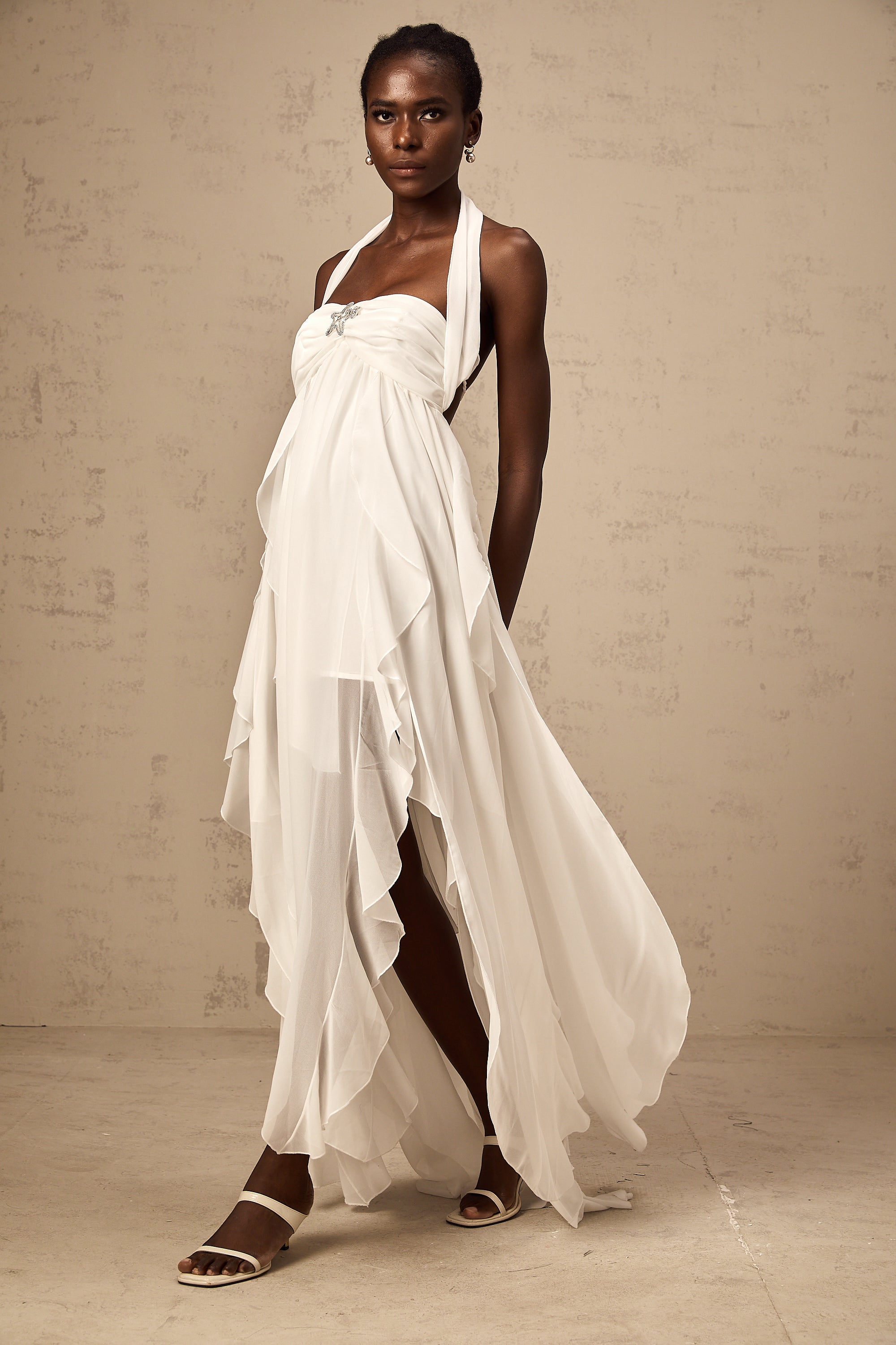 فستان ماريا ماكسي أبيض من الشيفون مع كشكشة وفتحة رقبة على شكل حرف V