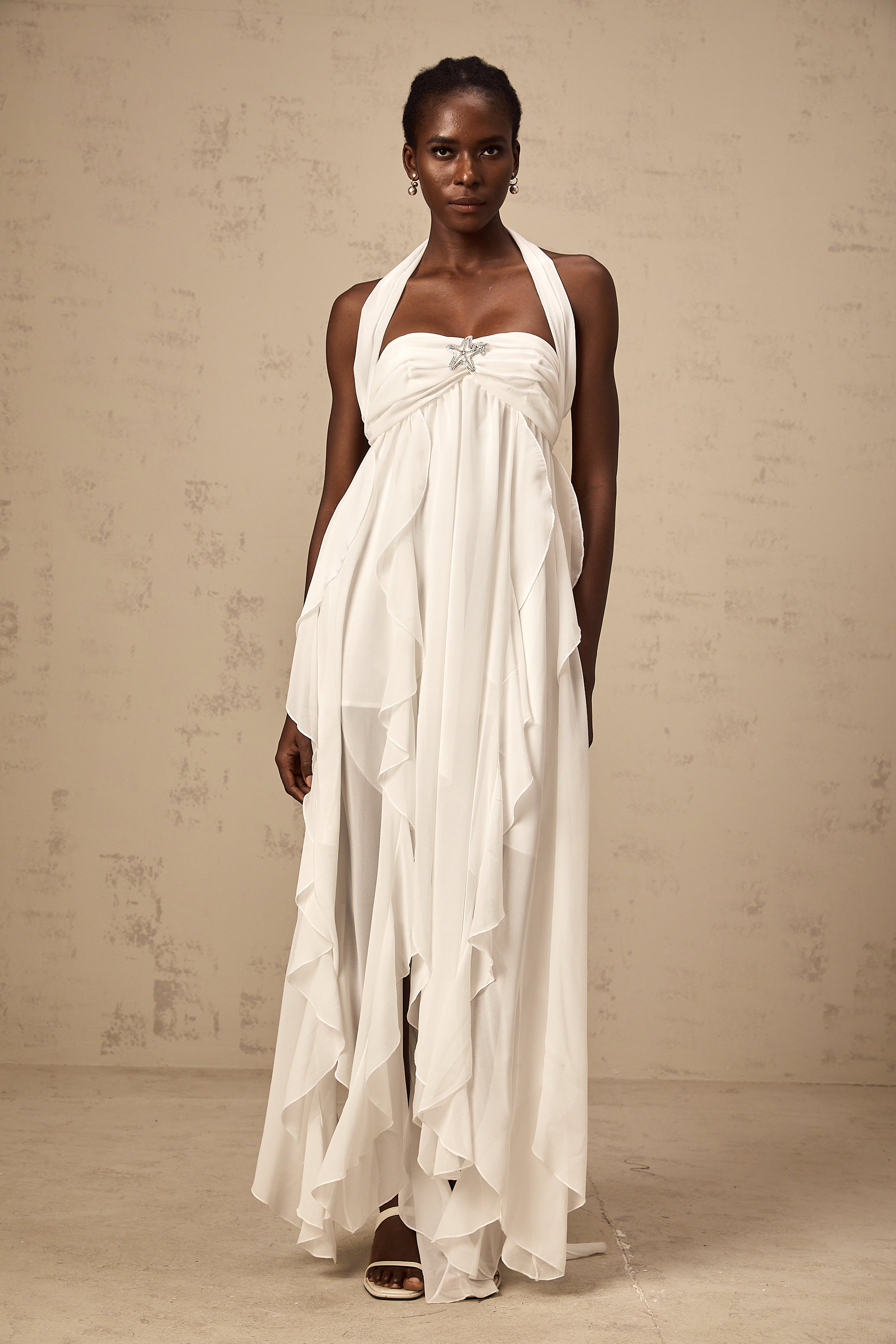 فستان ماريا ماكسي أبيض من الشيفون مع كشكشة وفتحة رقبة على شكل حرف V