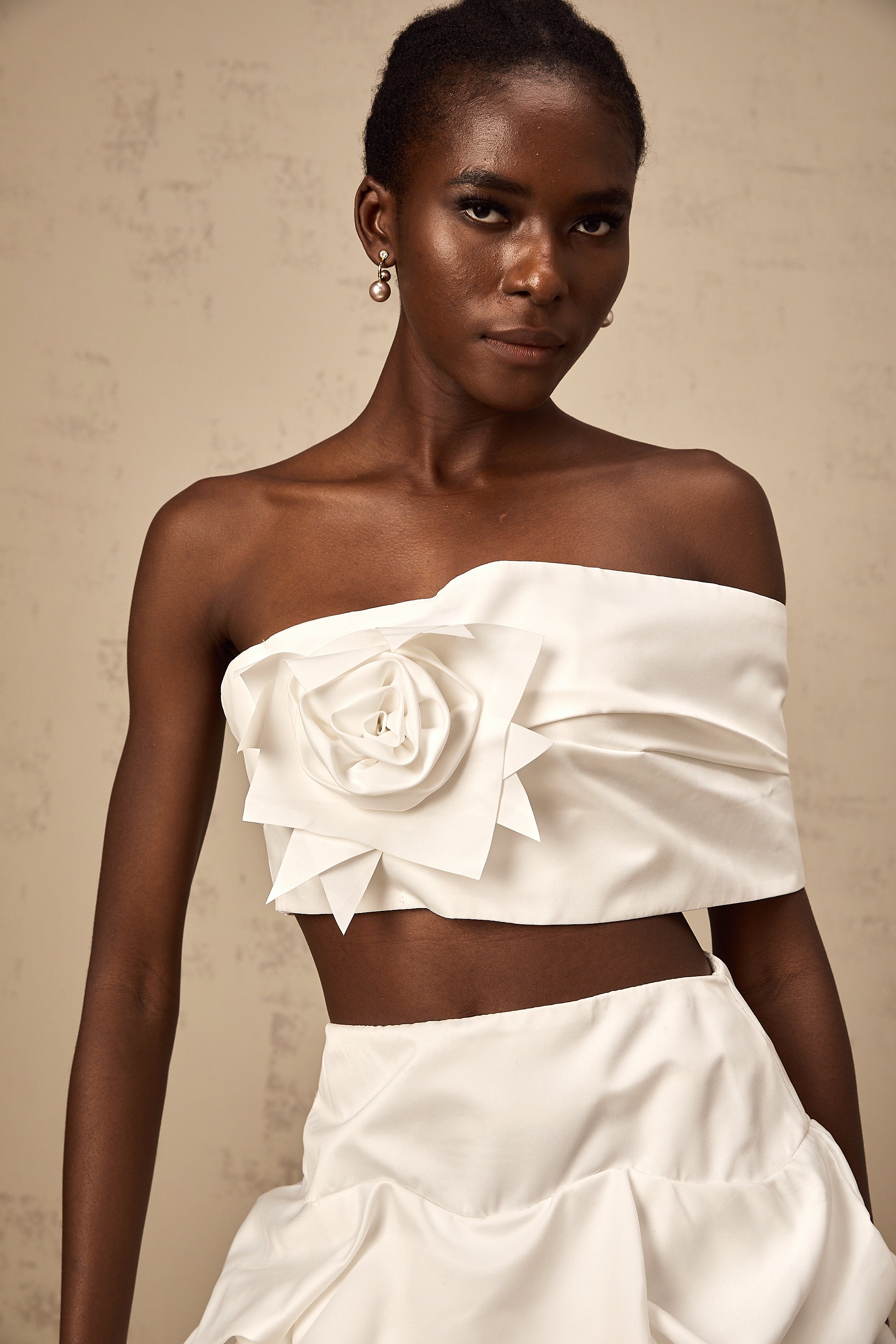 طقم هونورين المكون من بلوزة وتنورة مزينة بثنيات زهرية باللون الأبيض