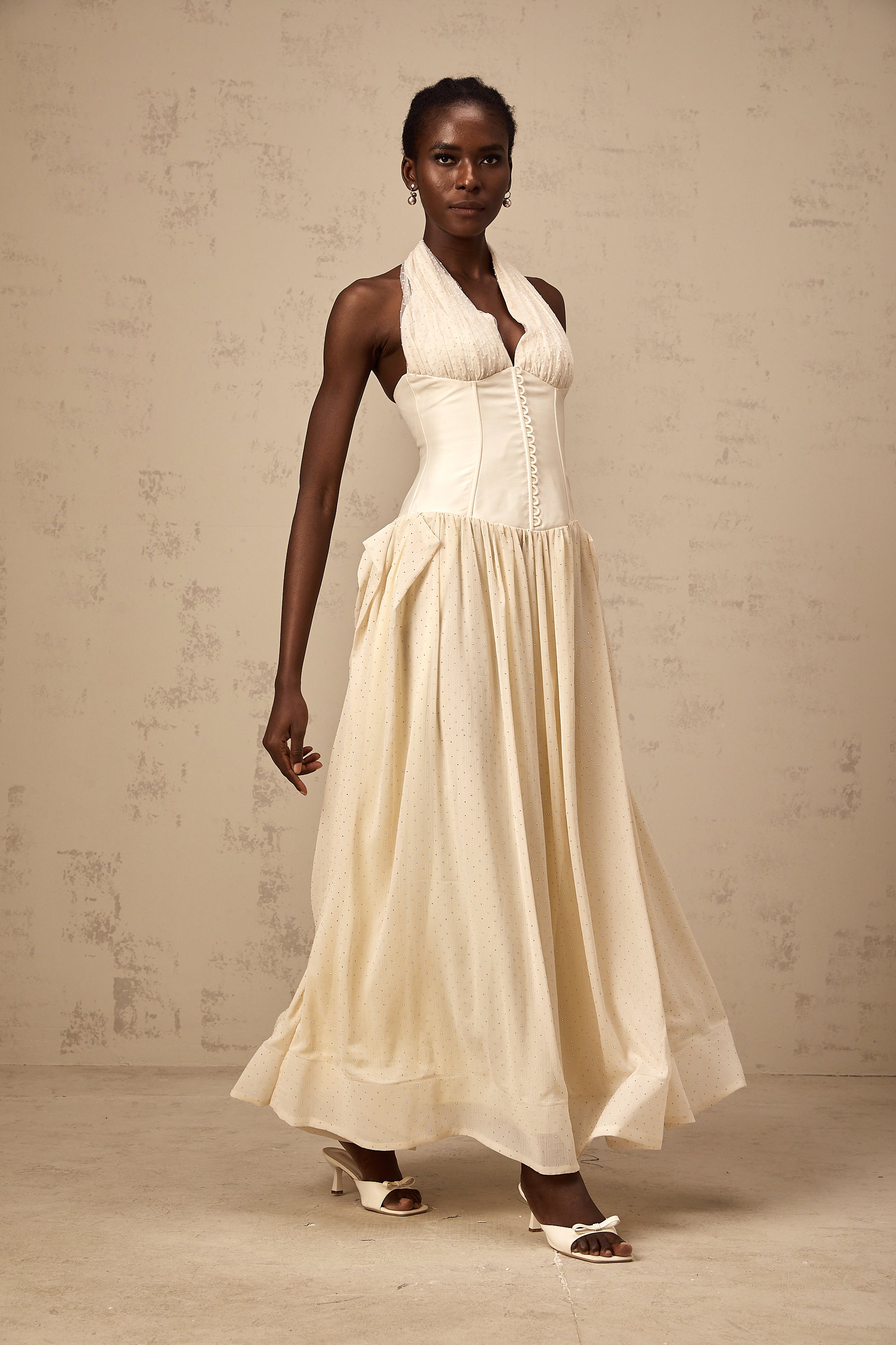 فستان شارلوت من التول متوسط الطول بفتحة رقبة على شكل حرف V