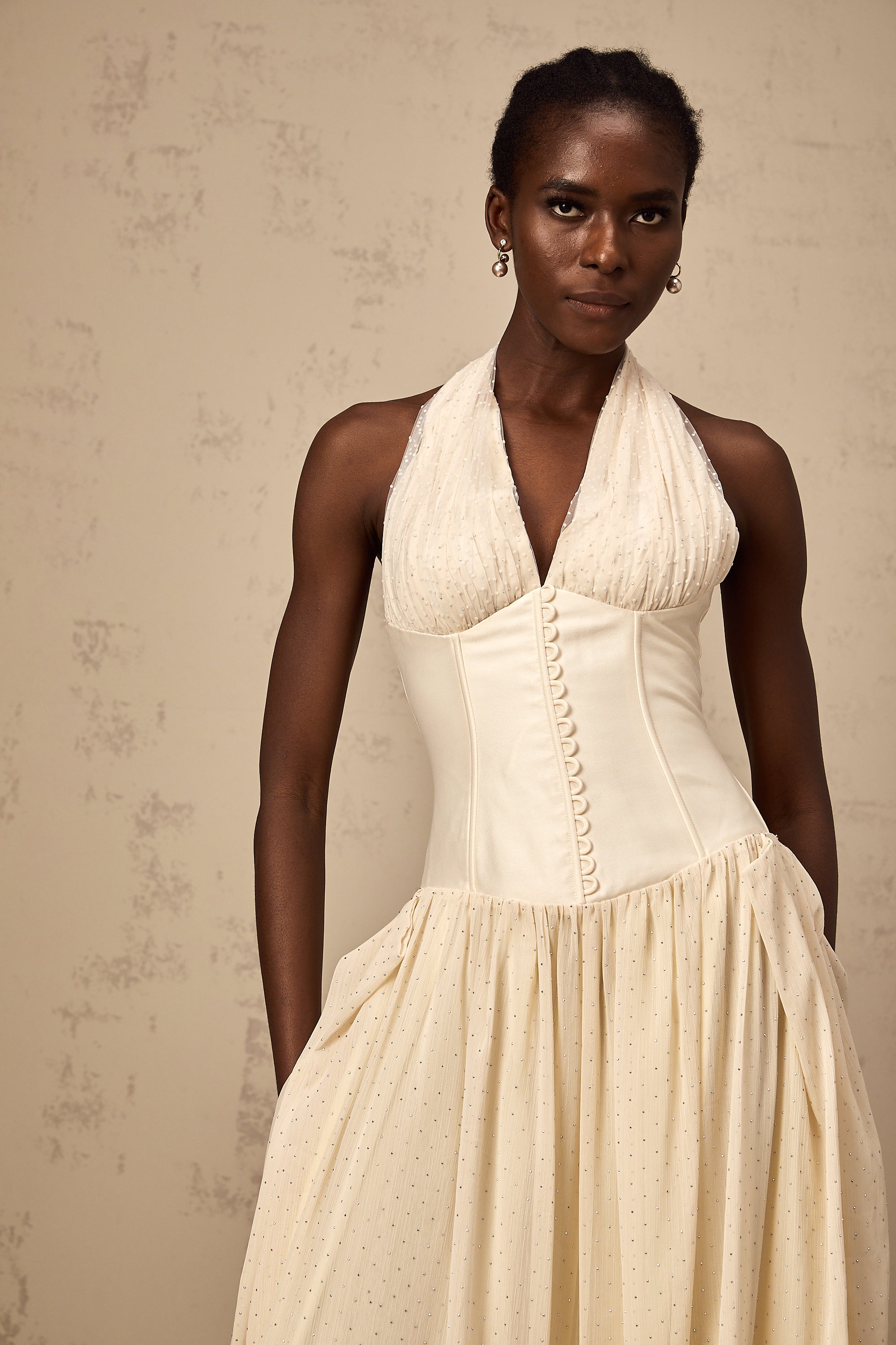 فستان شارلوت من التول متوسط الطول بفتحة رقبة على شكل حرف V