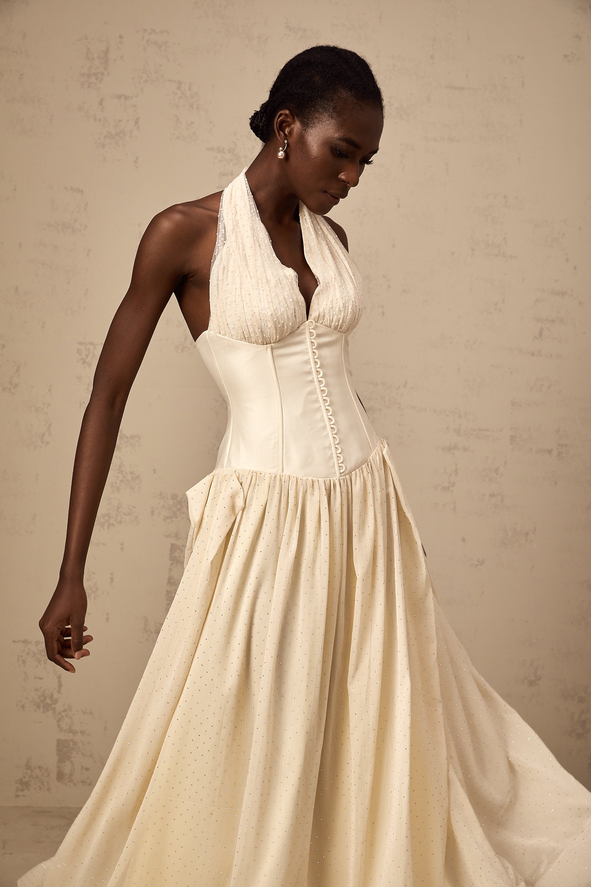 فستان شارلوت من التول متوسط الطول بفتحة رقبة على شكل حرف V