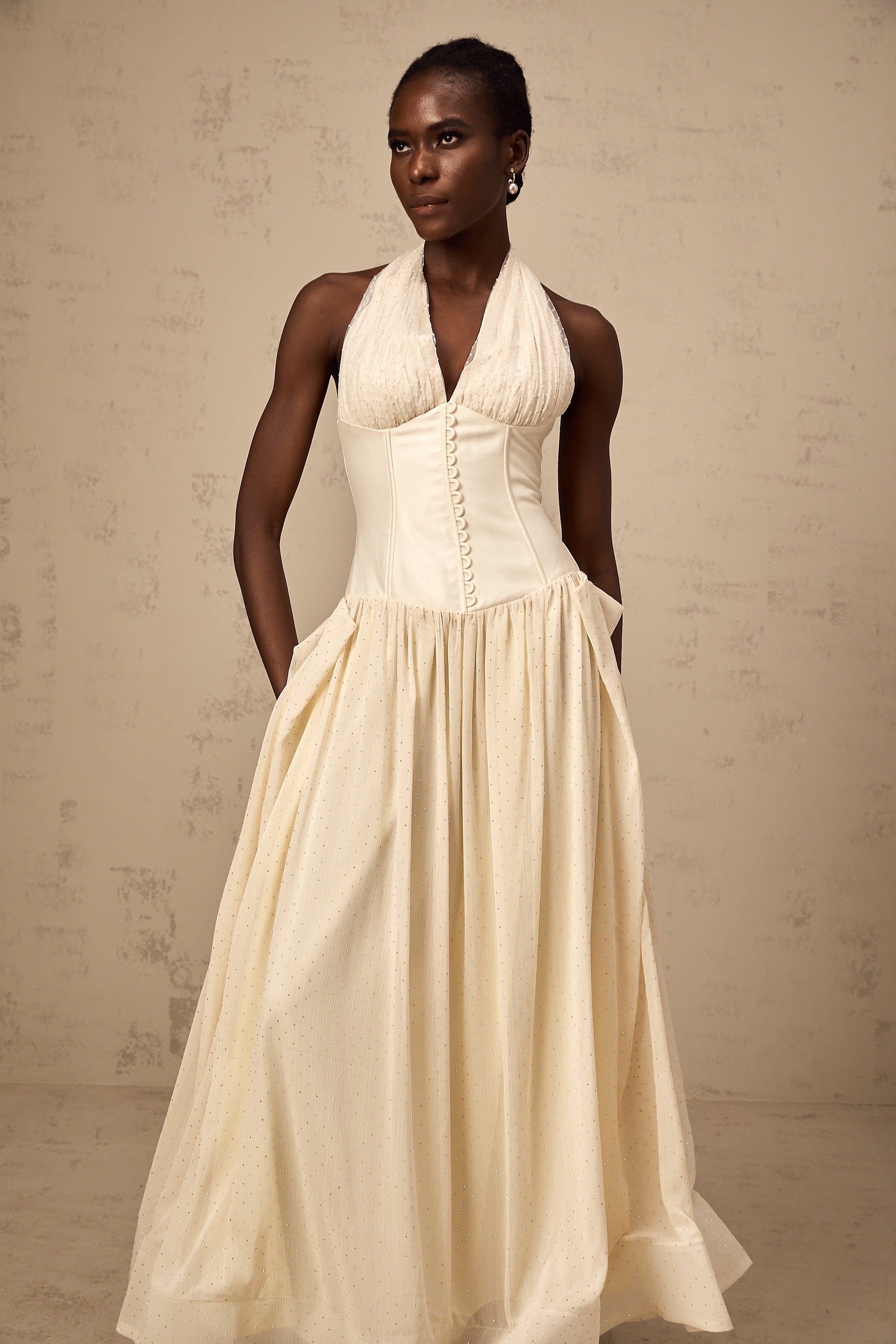 فستان شارلوت من التول متوسط الطول بفتحة رقبة على شكل حرف V