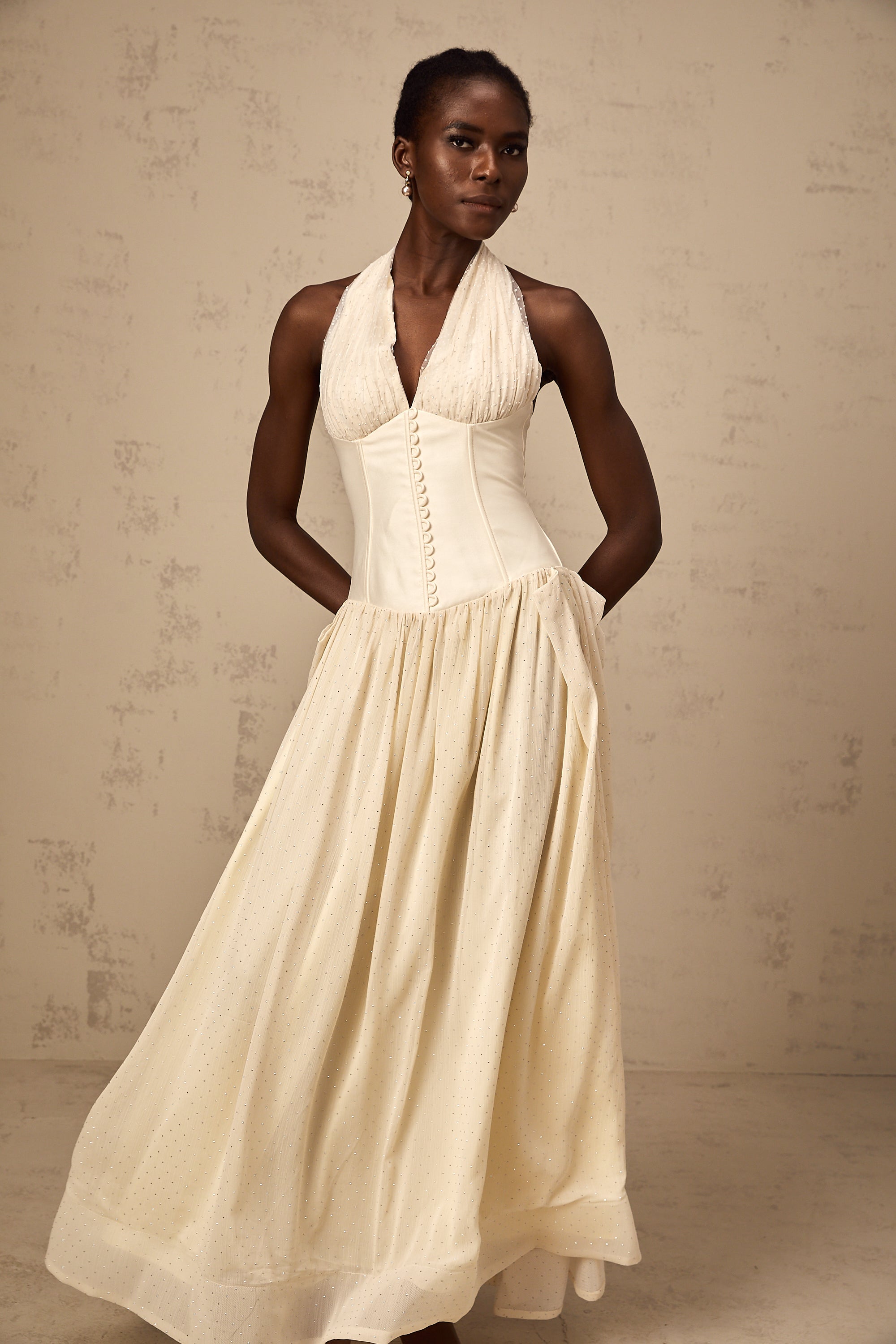 فستان شارلوت من التول متوسط الطول بفتحة رقبة على شكل حرف V