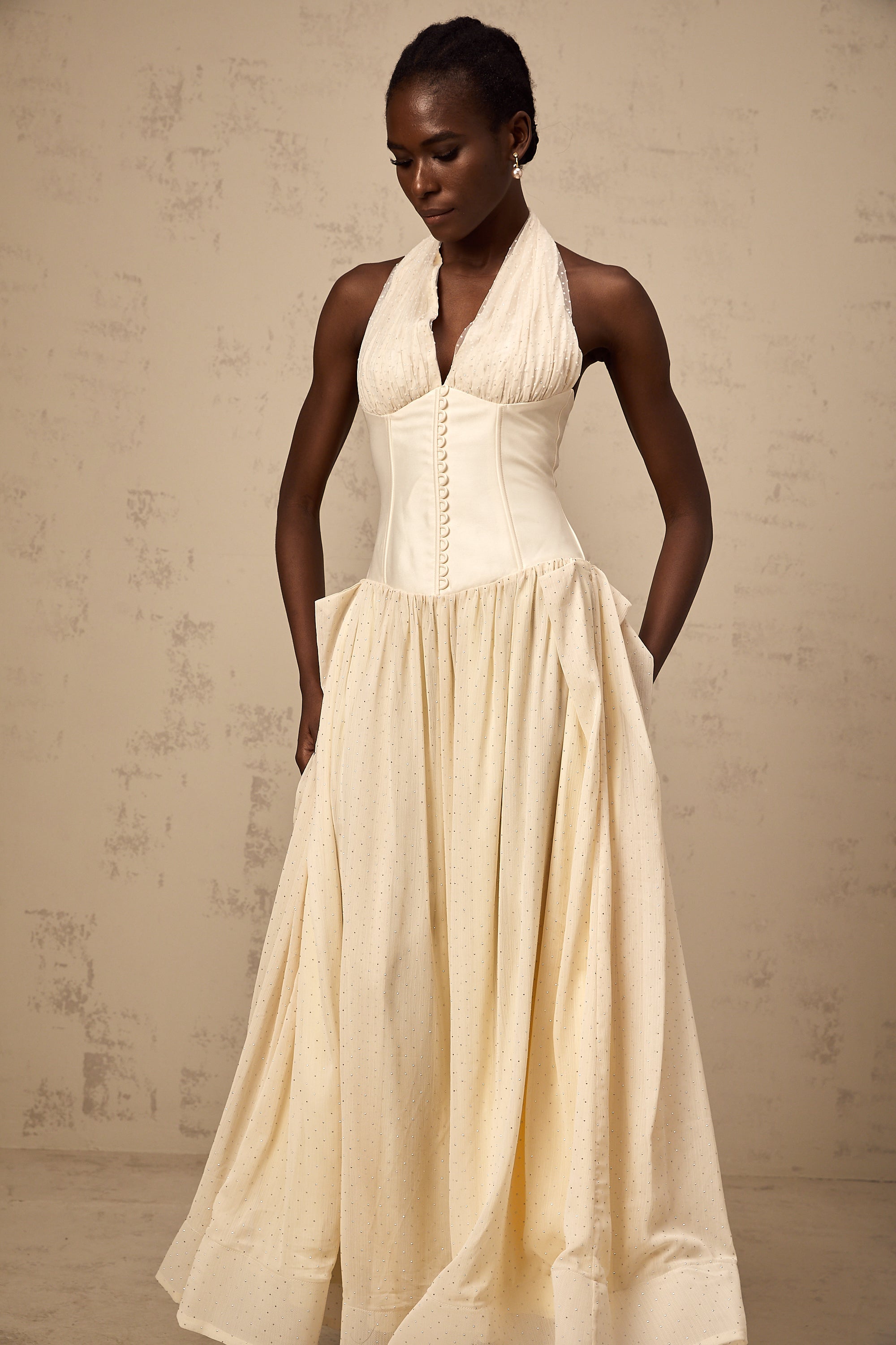 فستان شارلوت من التول متوسط الطول بفتحة رقبة على شكل حرف V