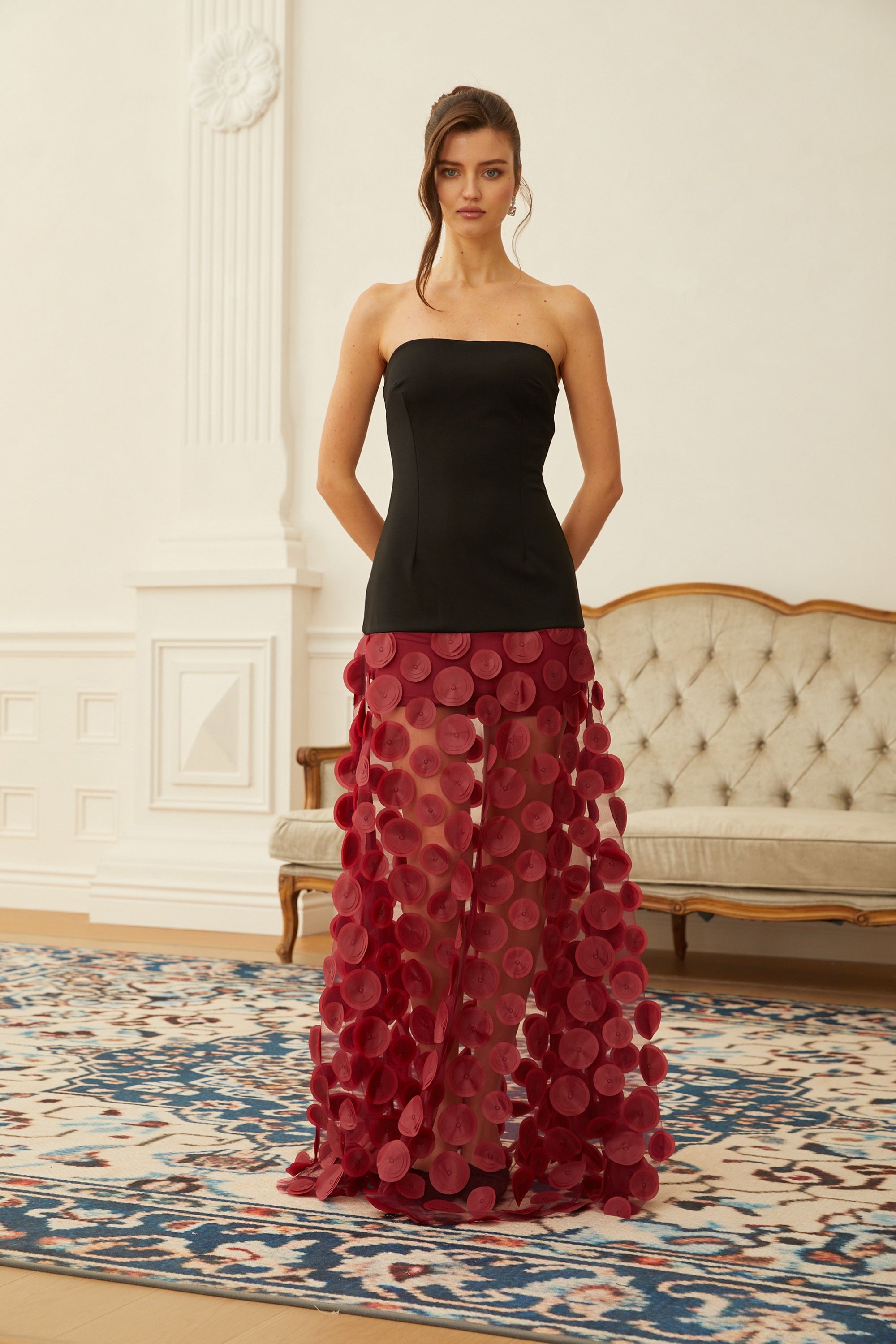 Xénia Maxikleid mit 3D-Polkadotmuster und roten Kontrastfarben