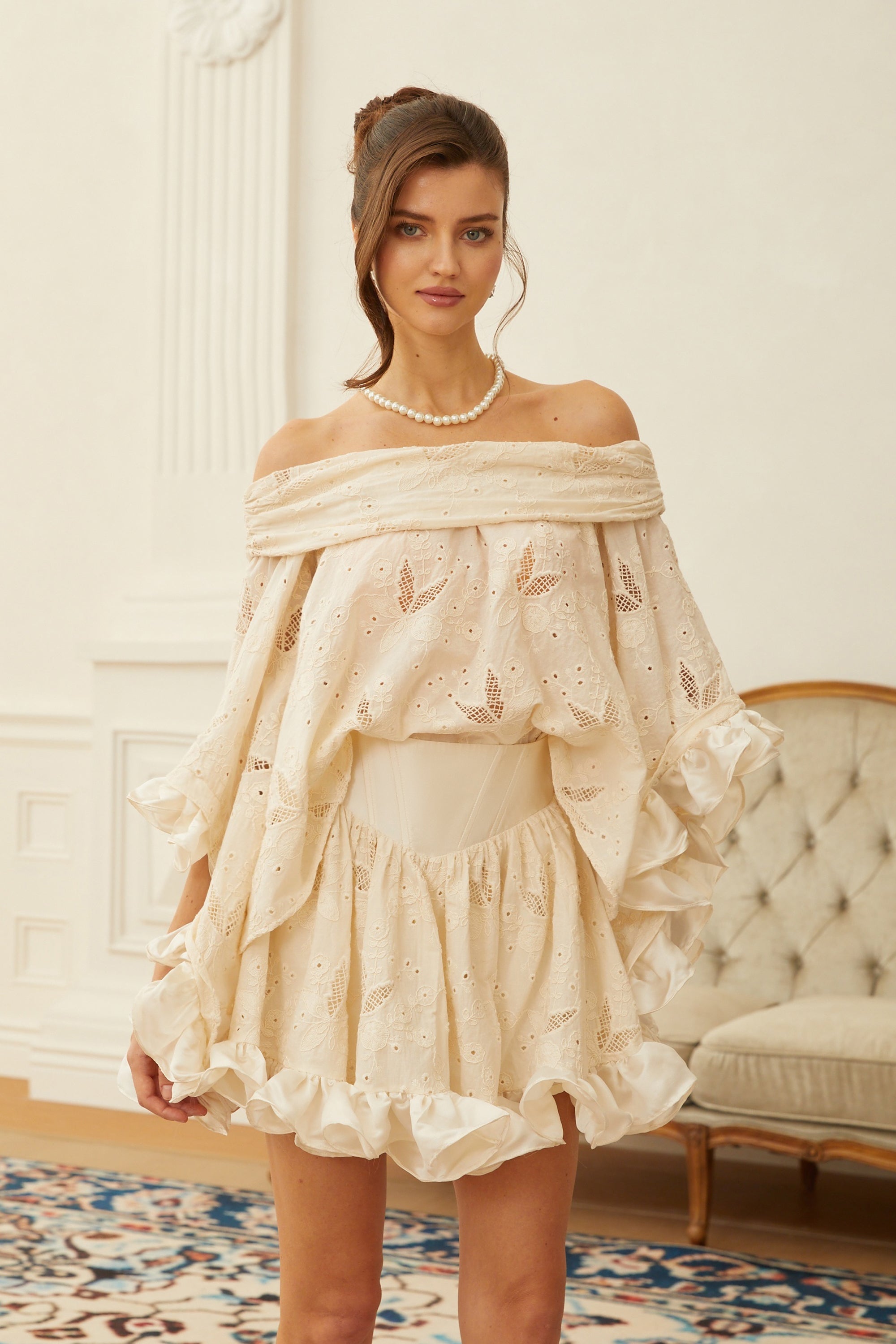 Alva Neutral gehäkeltes, mit Blumen besticktes Blusen- und Rock-Set