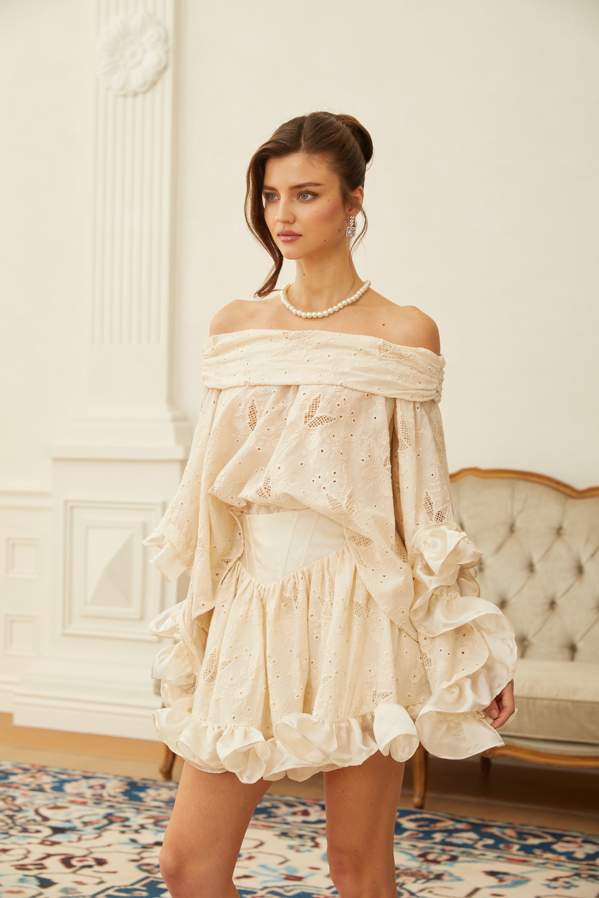 Alva Neutral gehäkeltes, mit Blumen besticktes Blusen- und Rock-Set