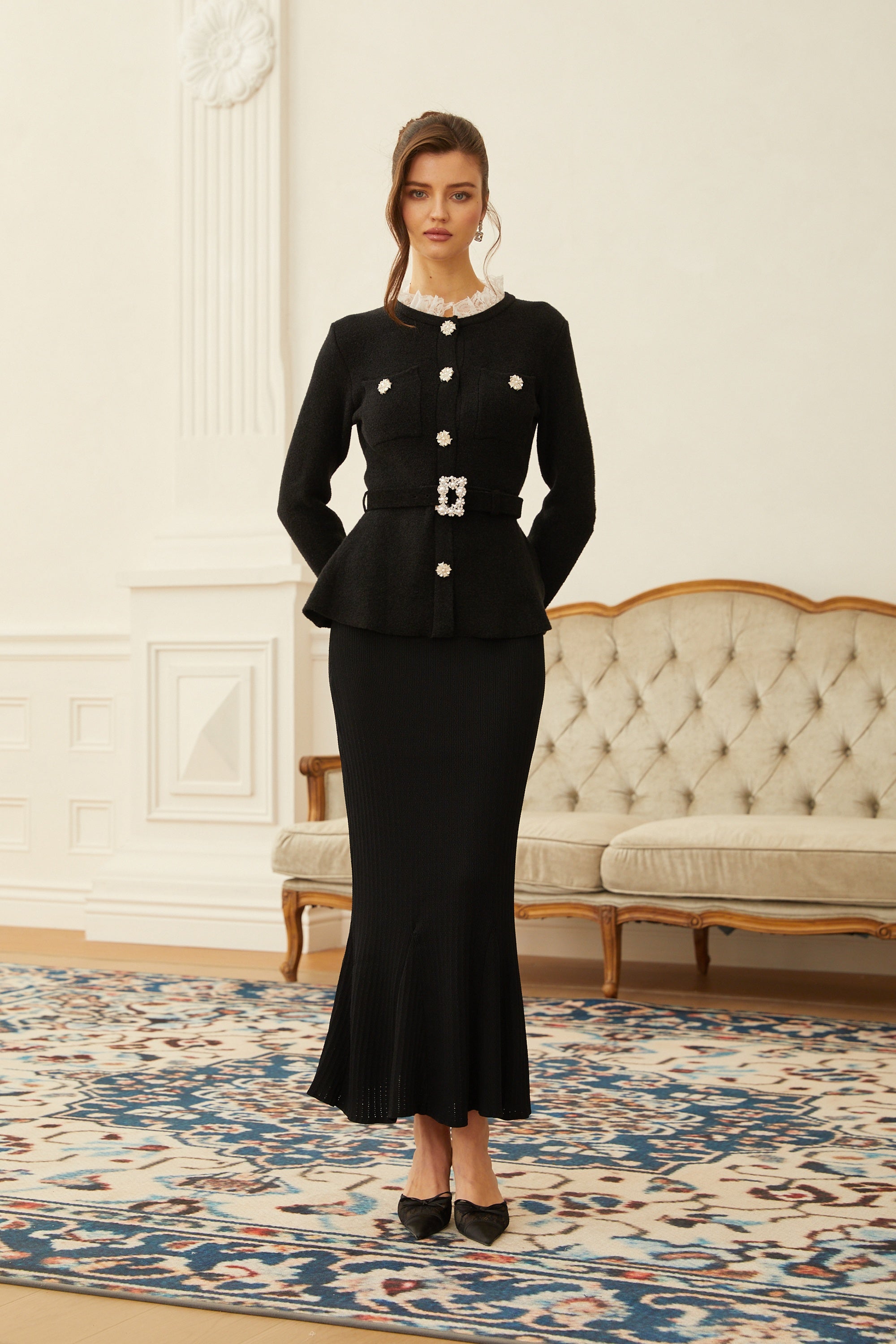 طقم توب وتنورة محبوكة سوداء مزينة من إلينور