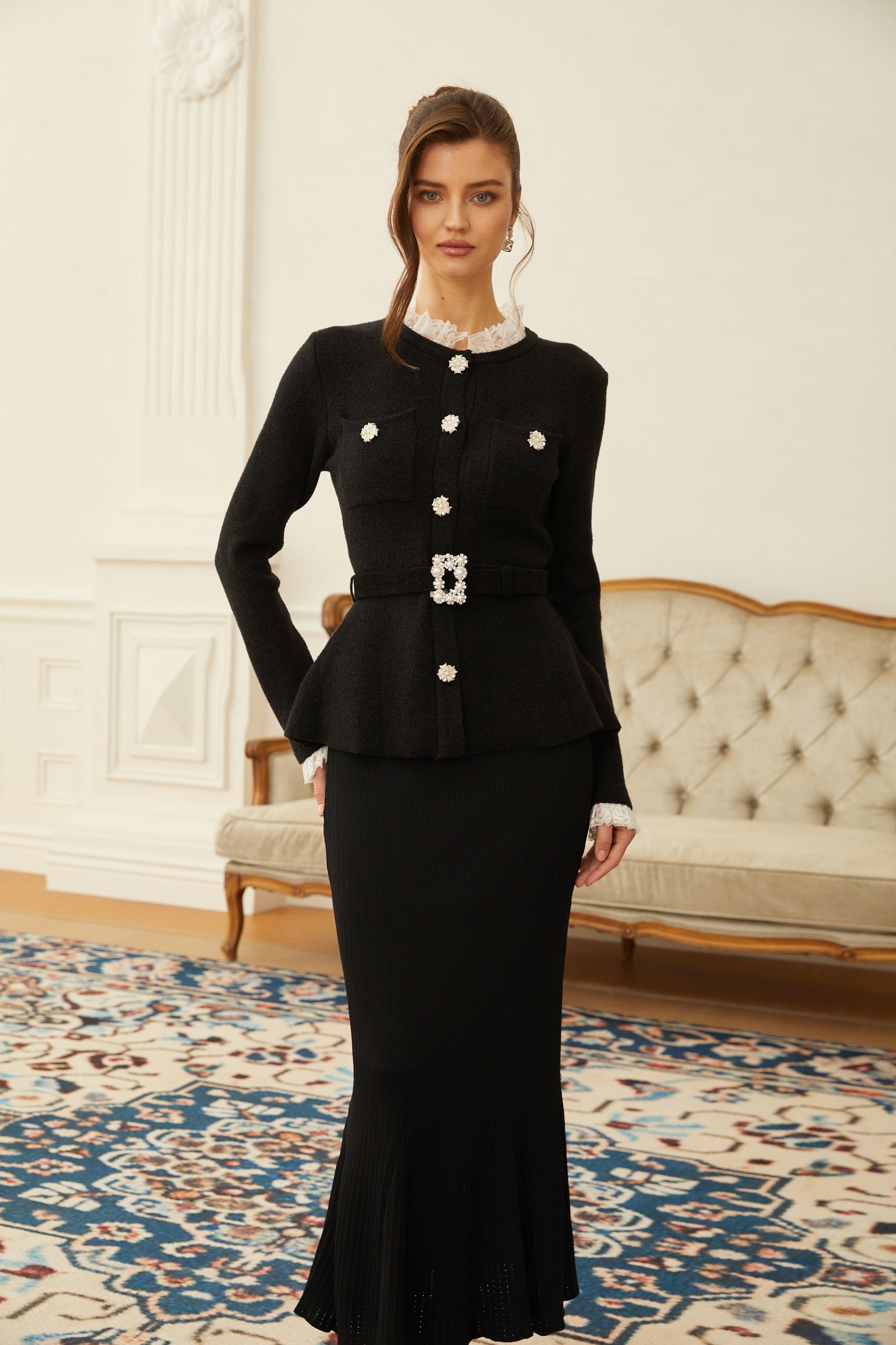 طقم توب وتنورة محبوكة سوداء مزينة من إلينور