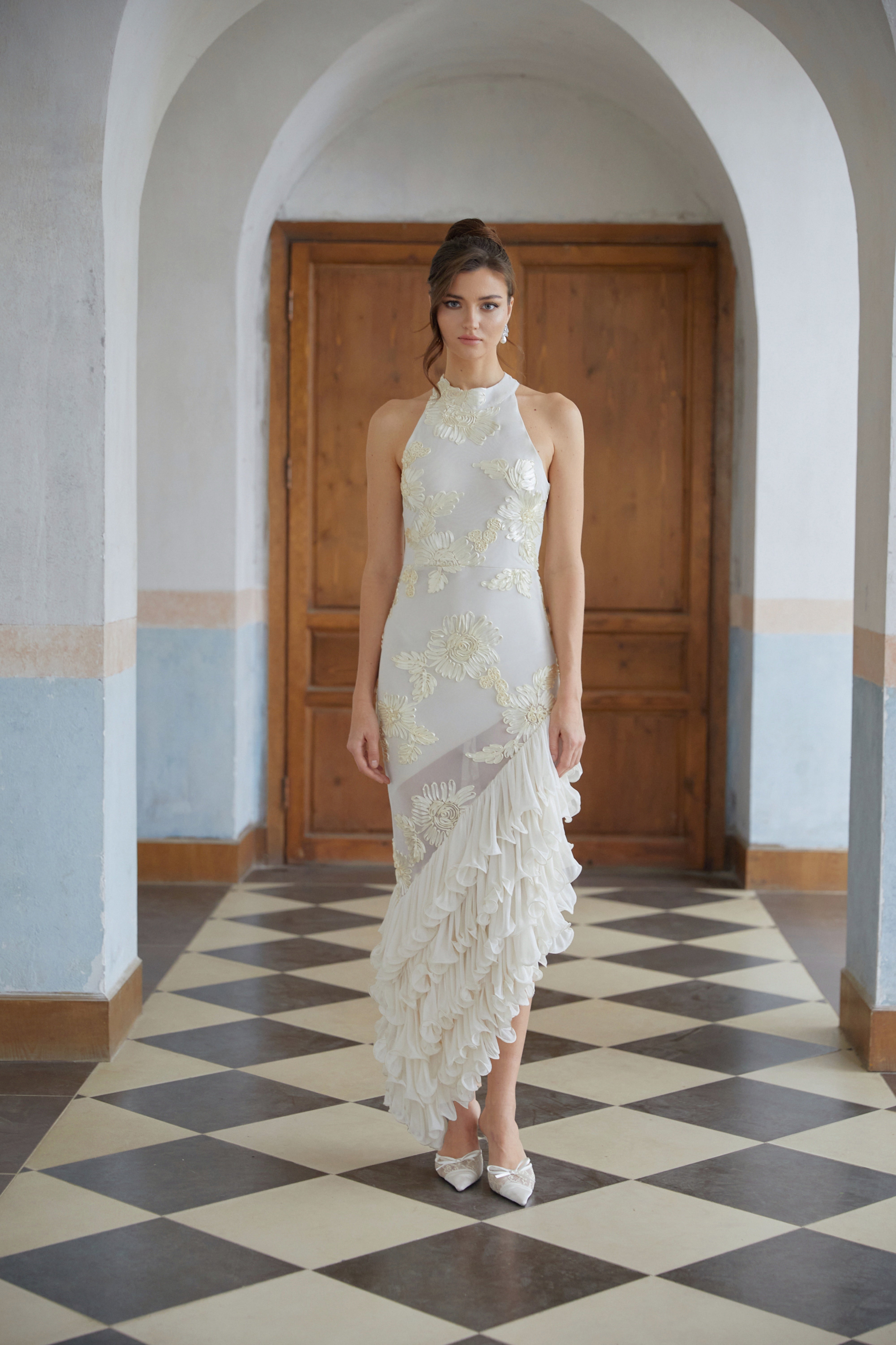 فستان تيويلين محايد غير متماثل بتصميم زهور ومكشكش متوسط الطول