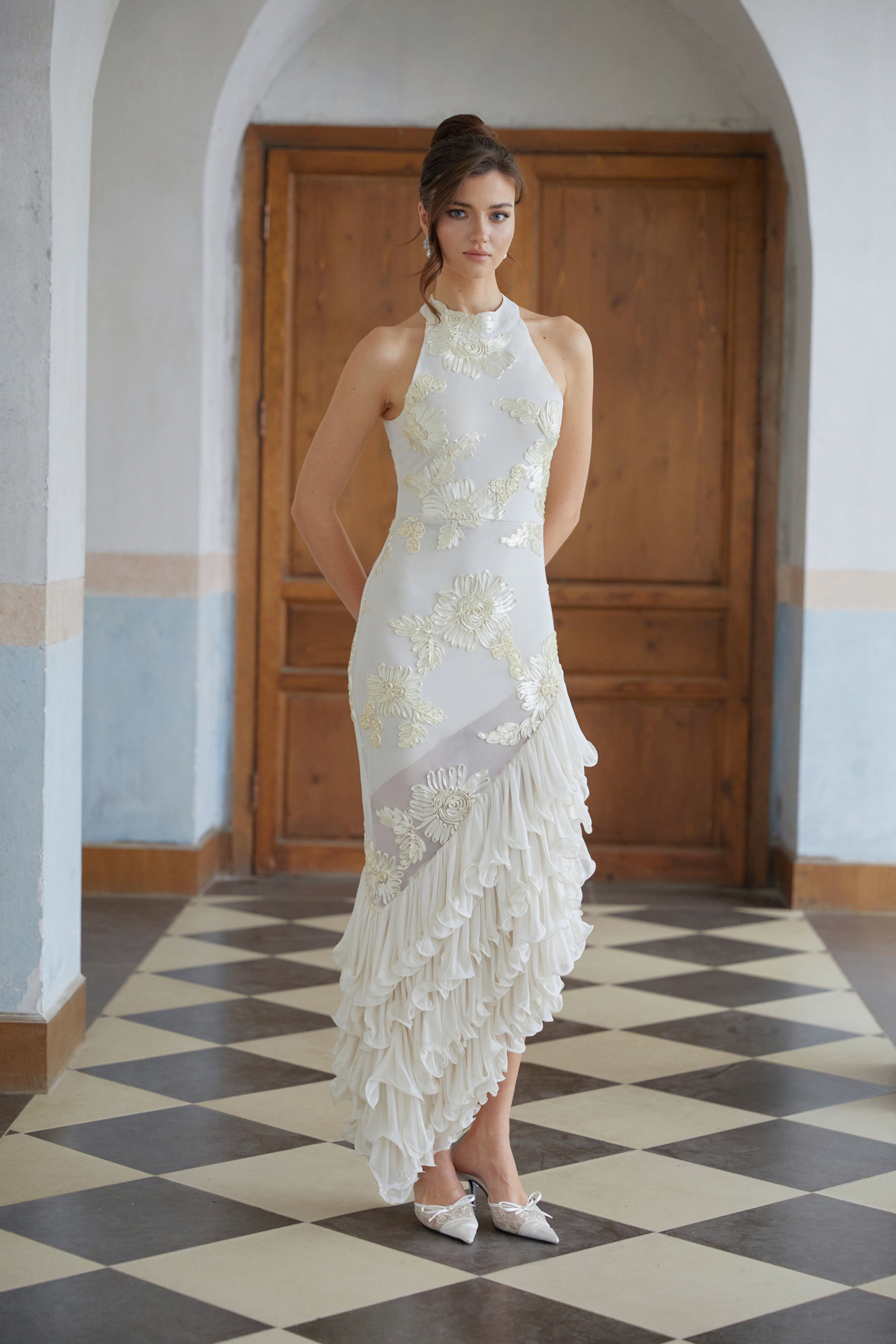 فستان تيويلين محايد غير متماثل بتصميم زهور ومكشكش متوسط الطول