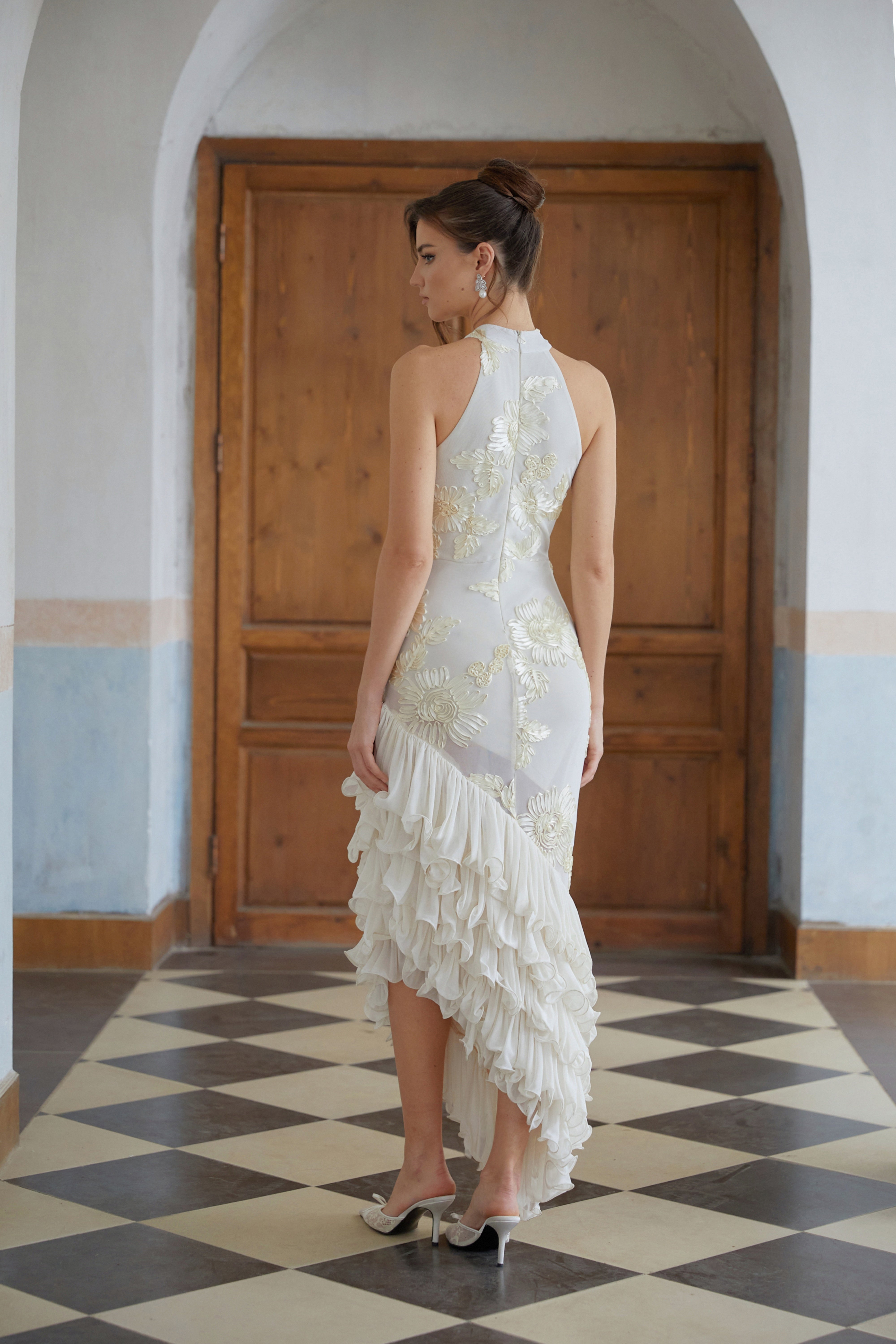 فستان تيويلين محايد غير متماثل بتصميم زهور ومكشكش متوسط الطول