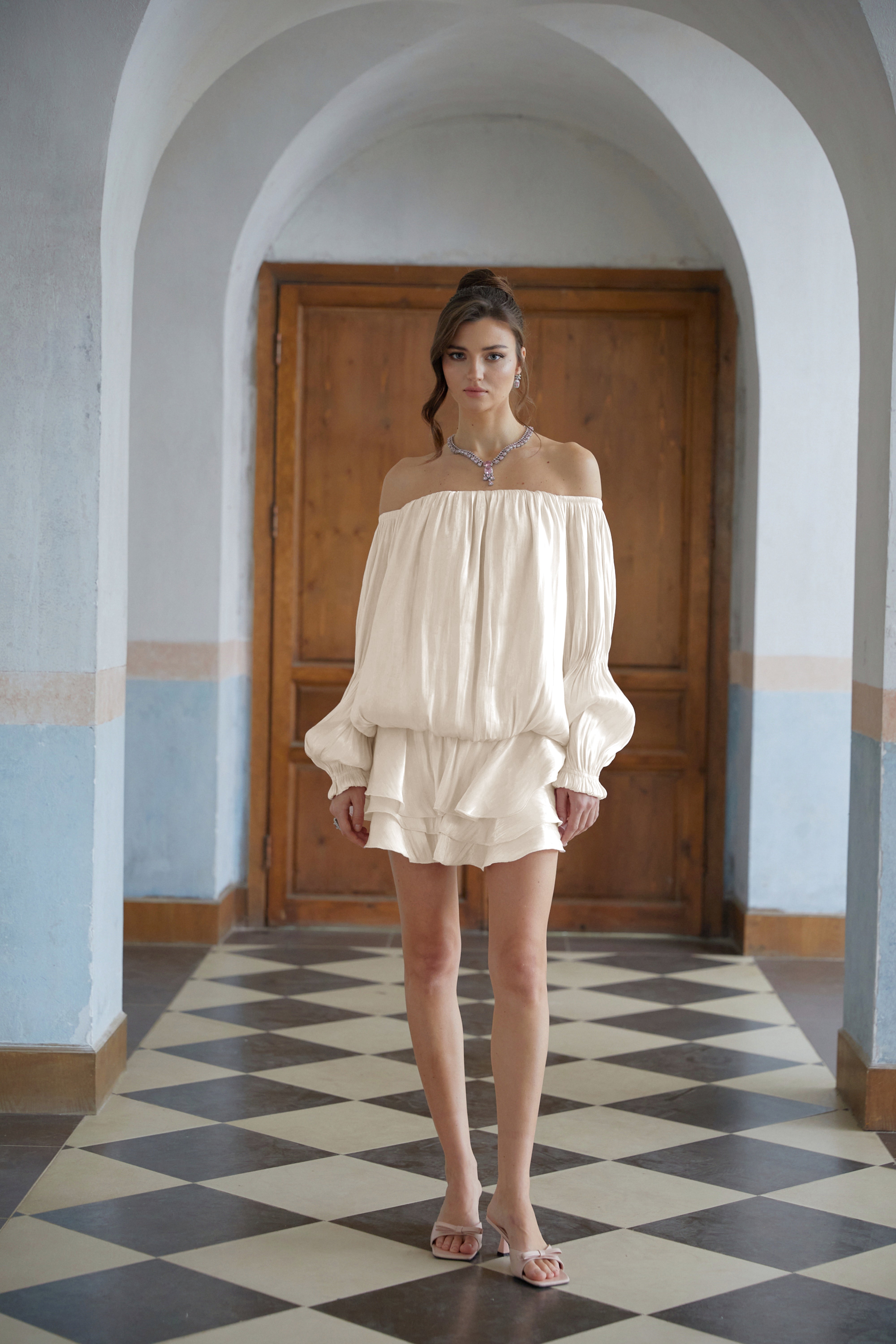 Zofia Weißes, glänzendes, plissiertes, mehrlagiges Minikleid