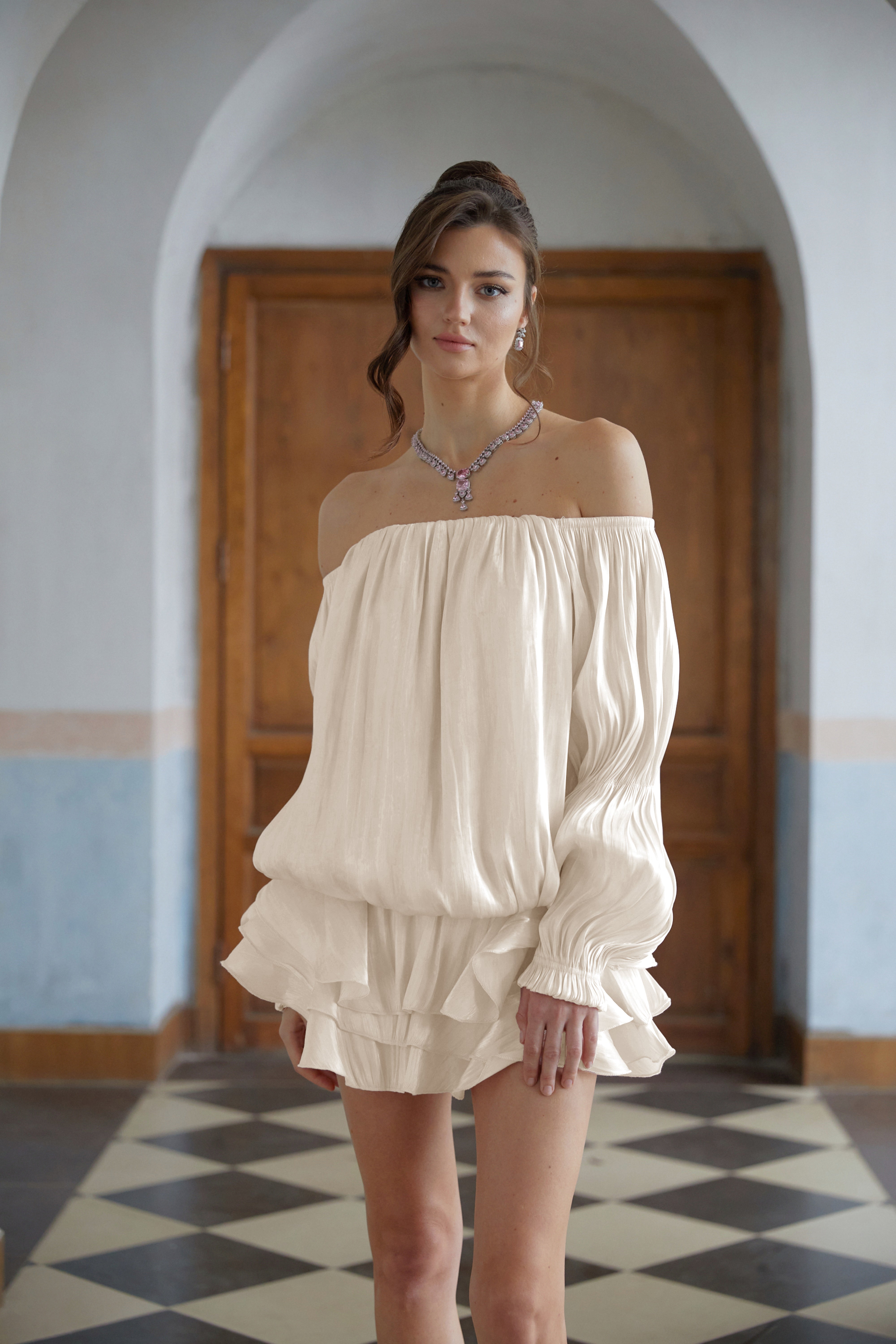 Zofia Weißes, glänzendes, plissiertes, mehrlagiges Minikleid