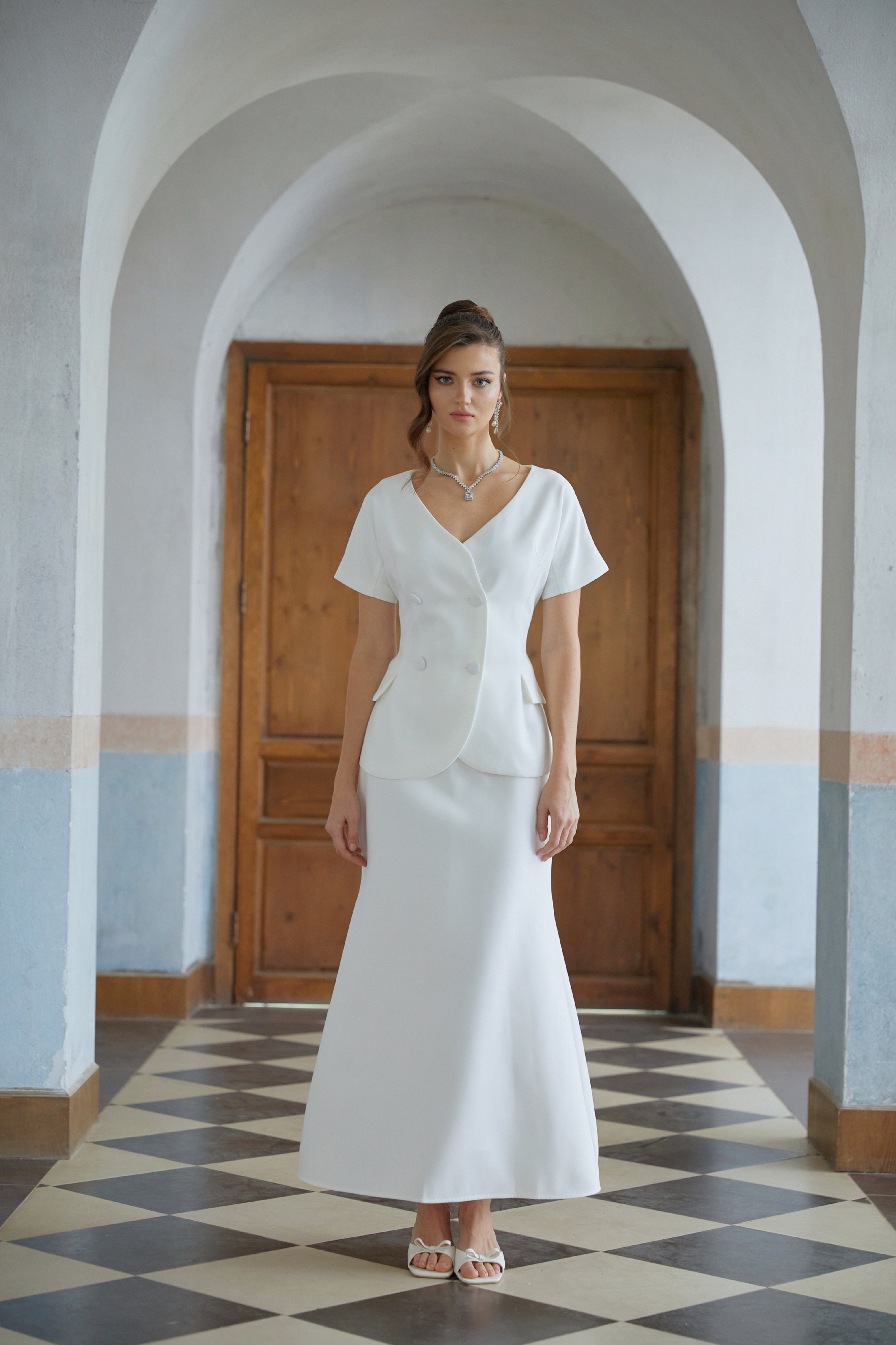 طقم هالسيزي المكون من بلوزة بيضاء مزدوجة الصدر وطوقية واسعة